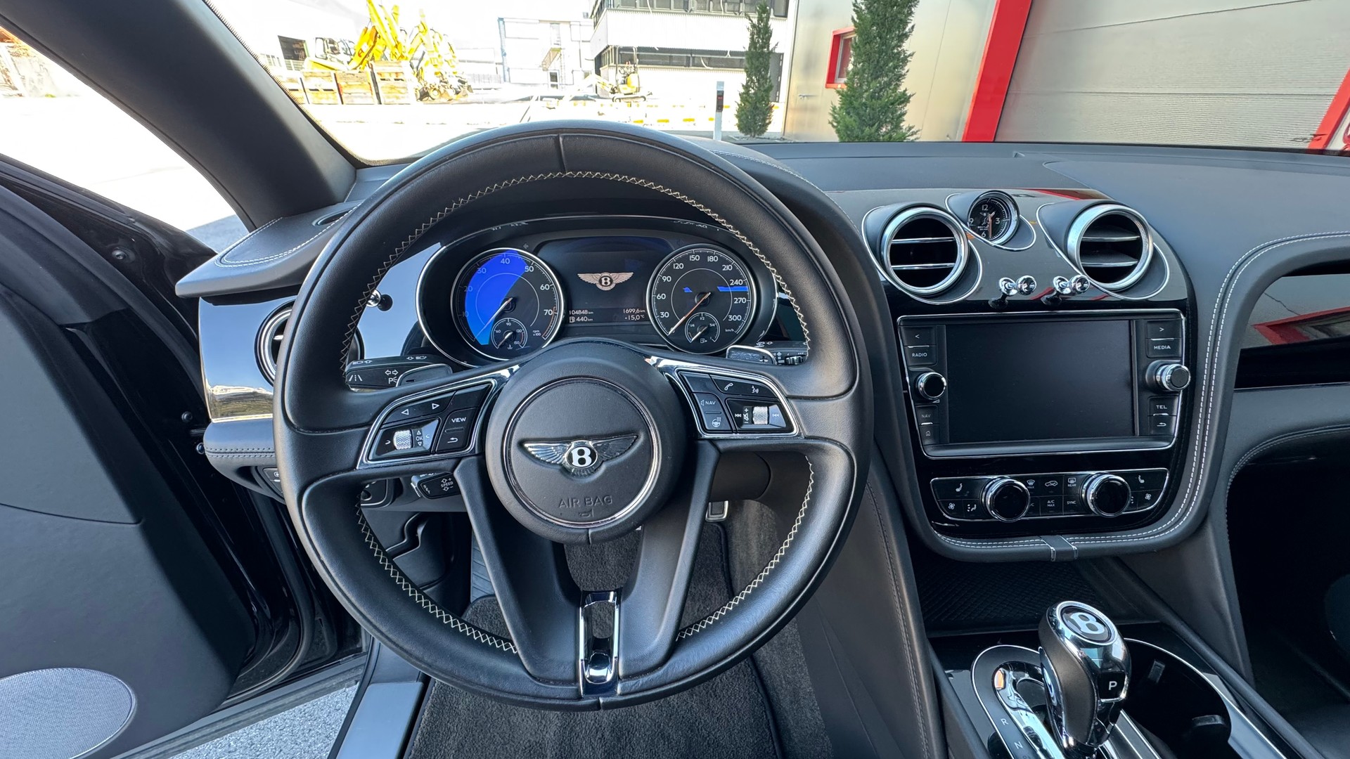 BENTLEY Bentayga V8-image-12