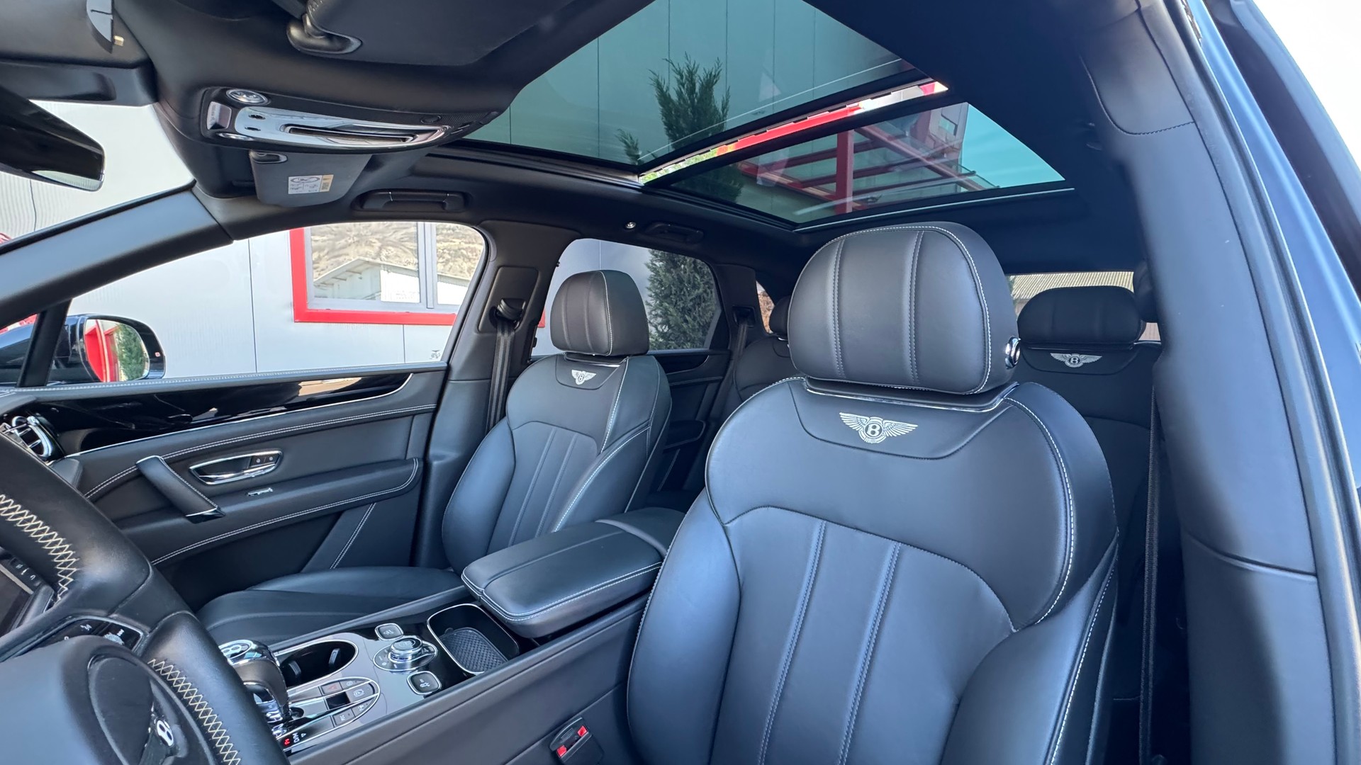 BENTLEY Bentayga V8-image-11