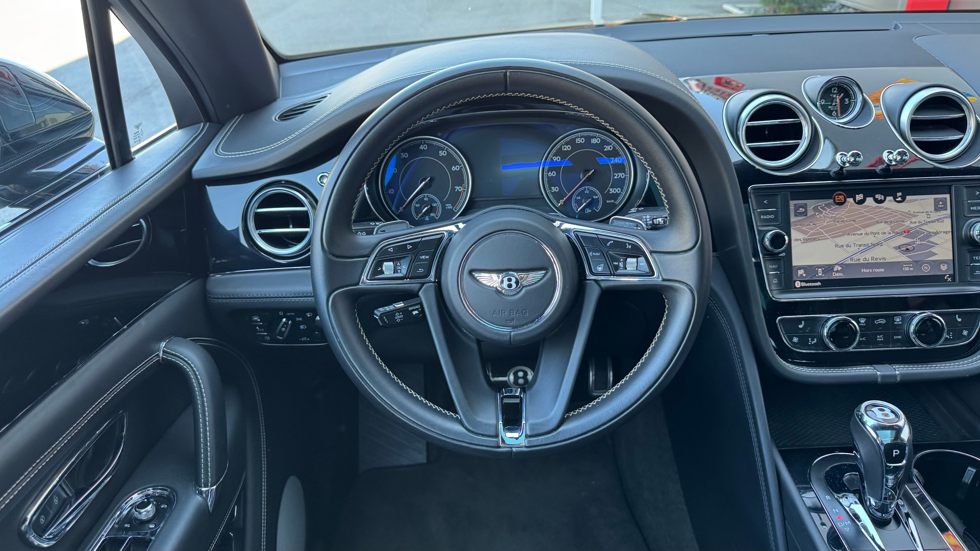 BENTLEY Bentayga V8-image-14