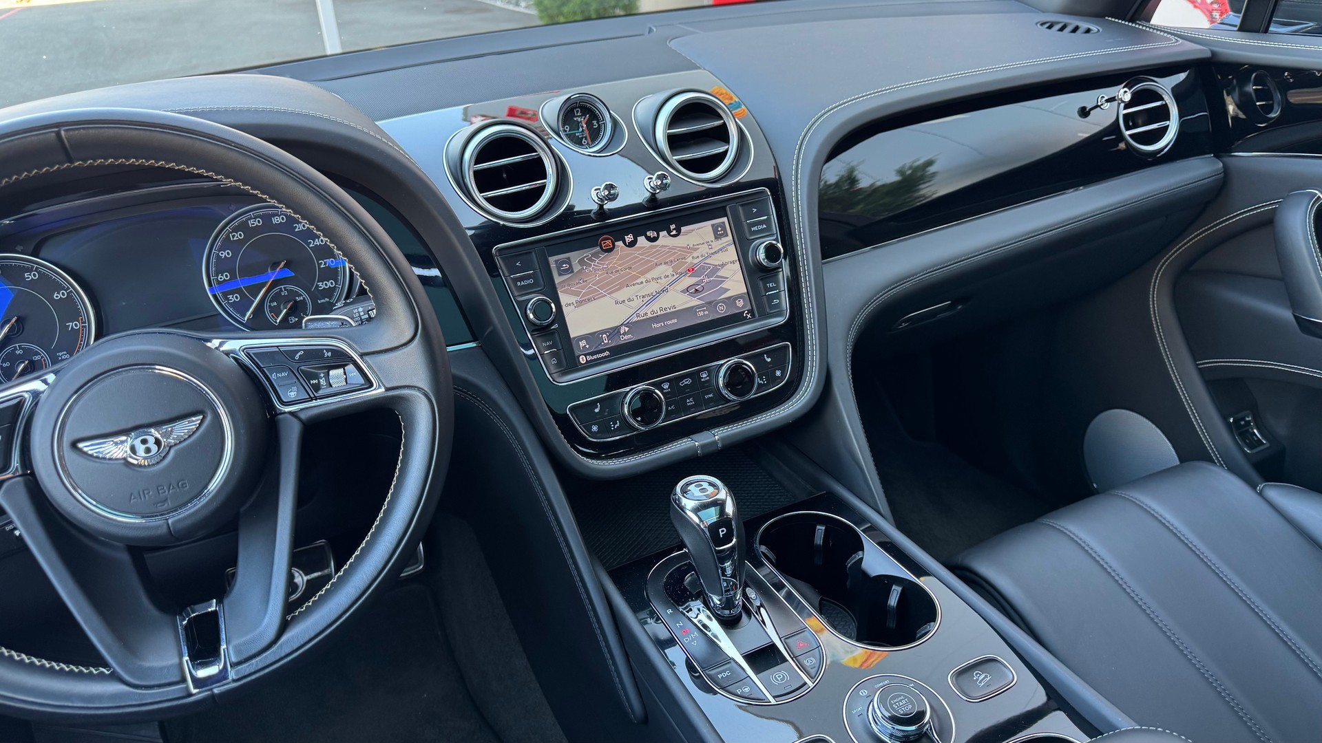 BENTLEY Bentayga V8-image-15