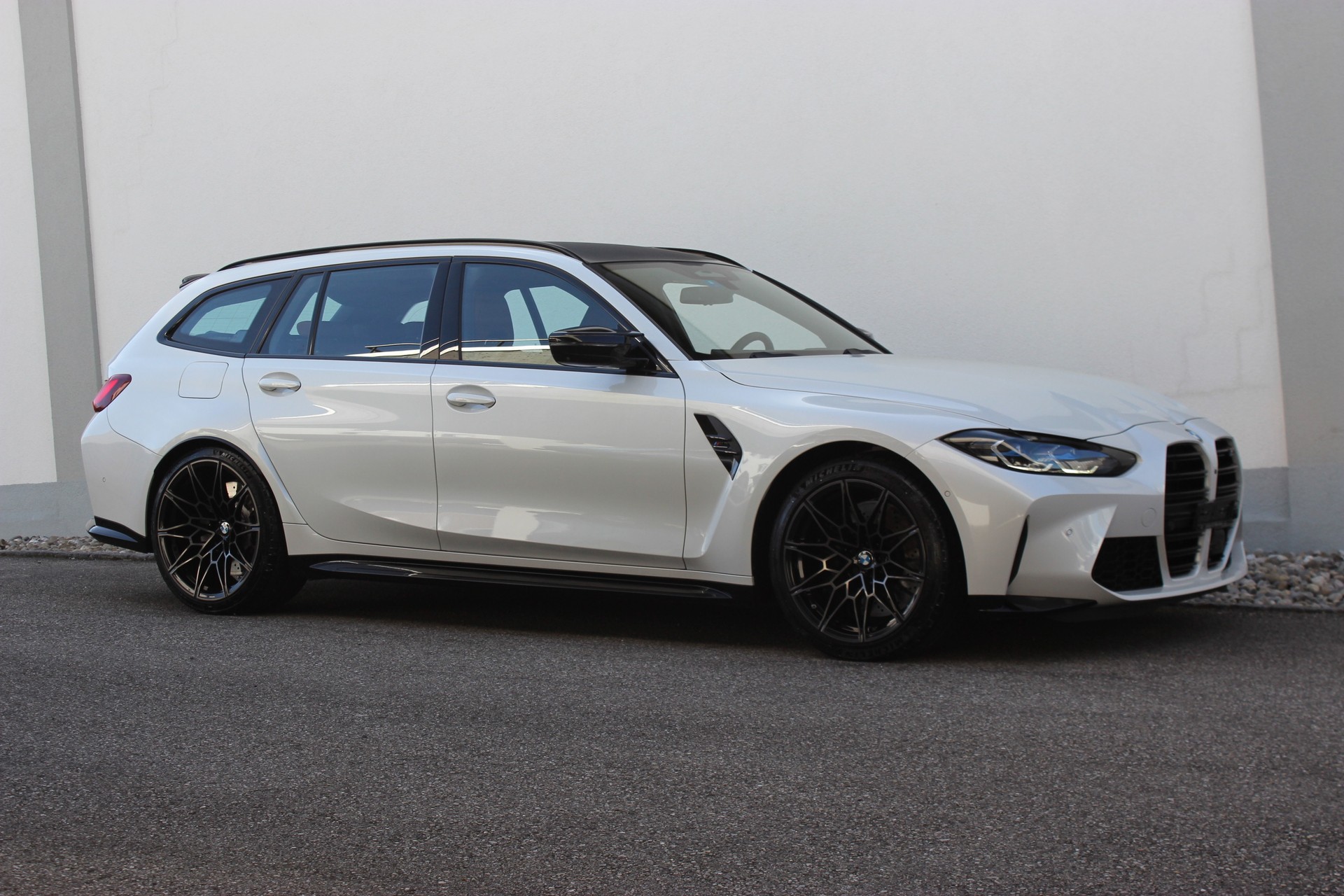 BMW M3 Competition M xDrive Touring Individual *MINERALWEISS*-image-4