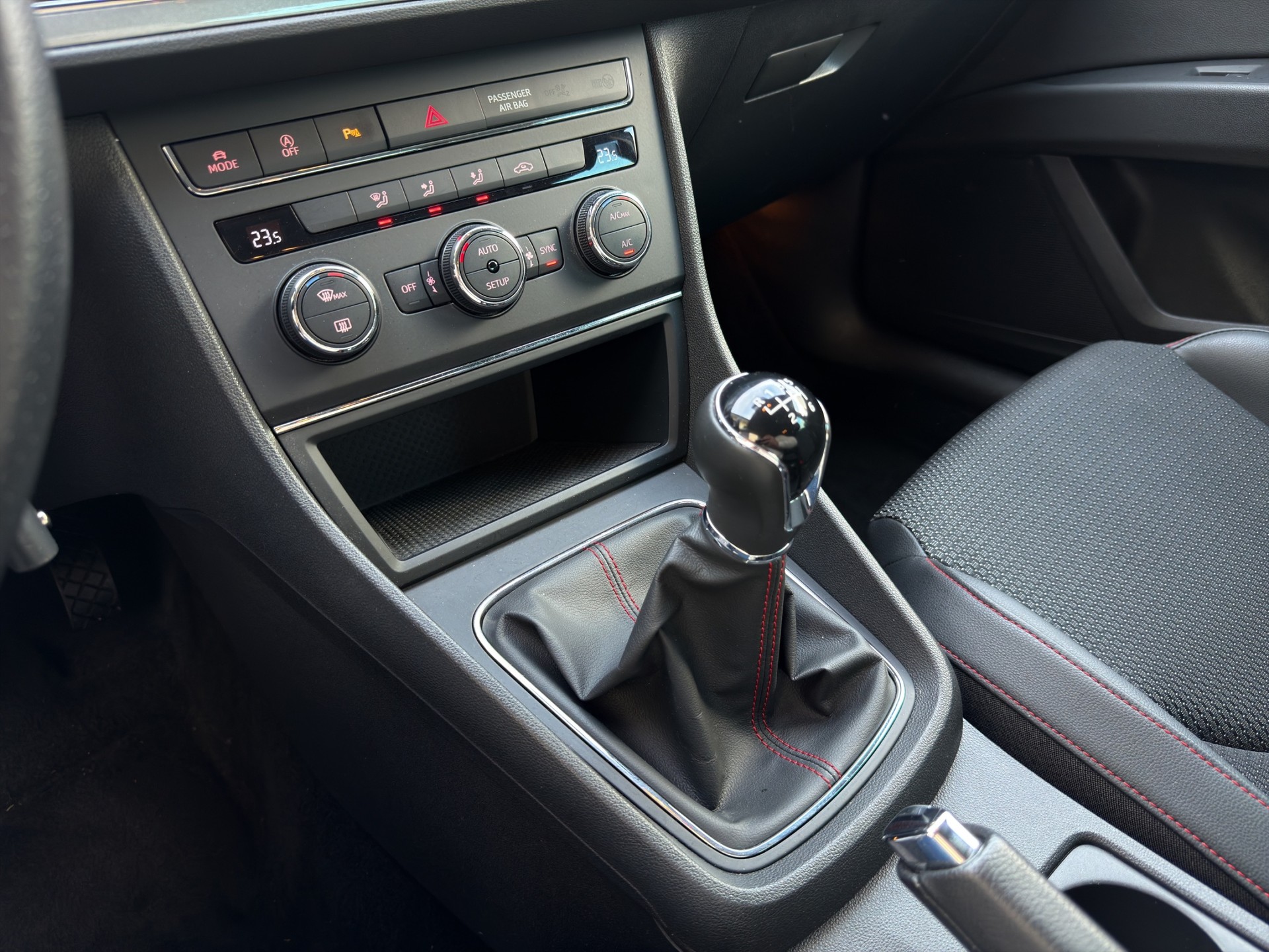 SEAT Leon 2.0 TDI FR-image-16