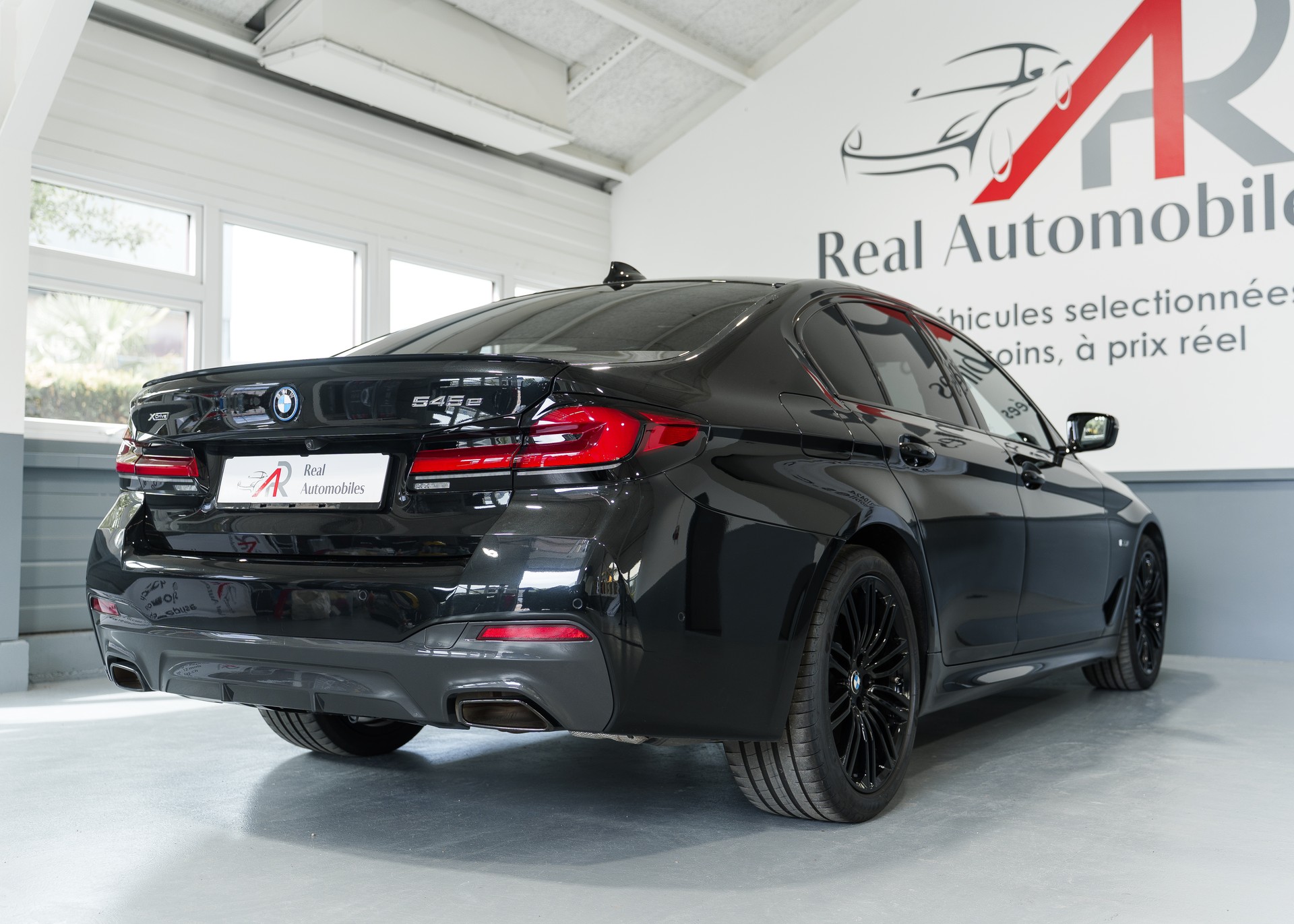 BMW 545e xDrive Pure M Sport Steptronic-image-11