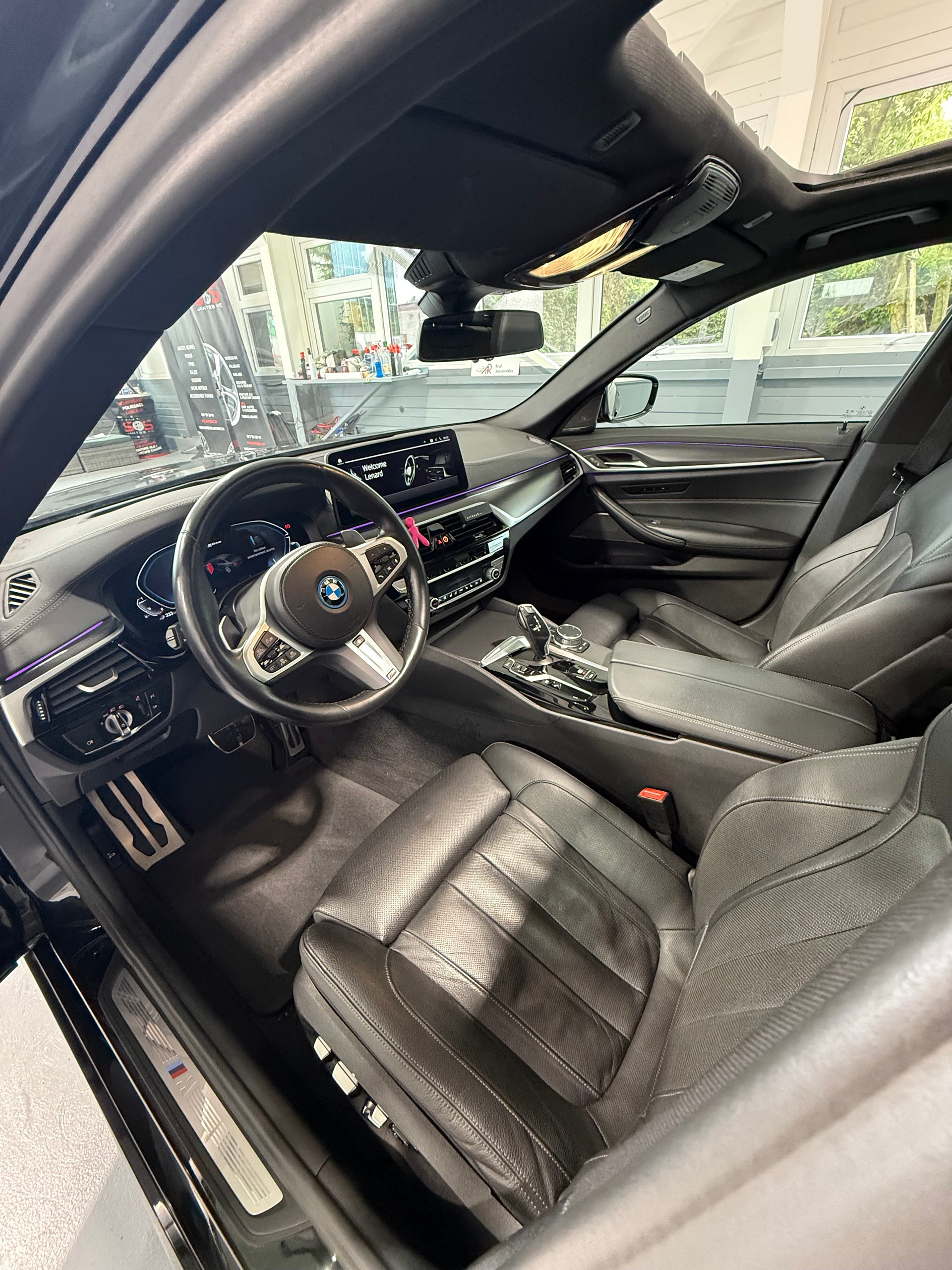 BMW 545e xDrive Pure M Sport Steptronic-image-12