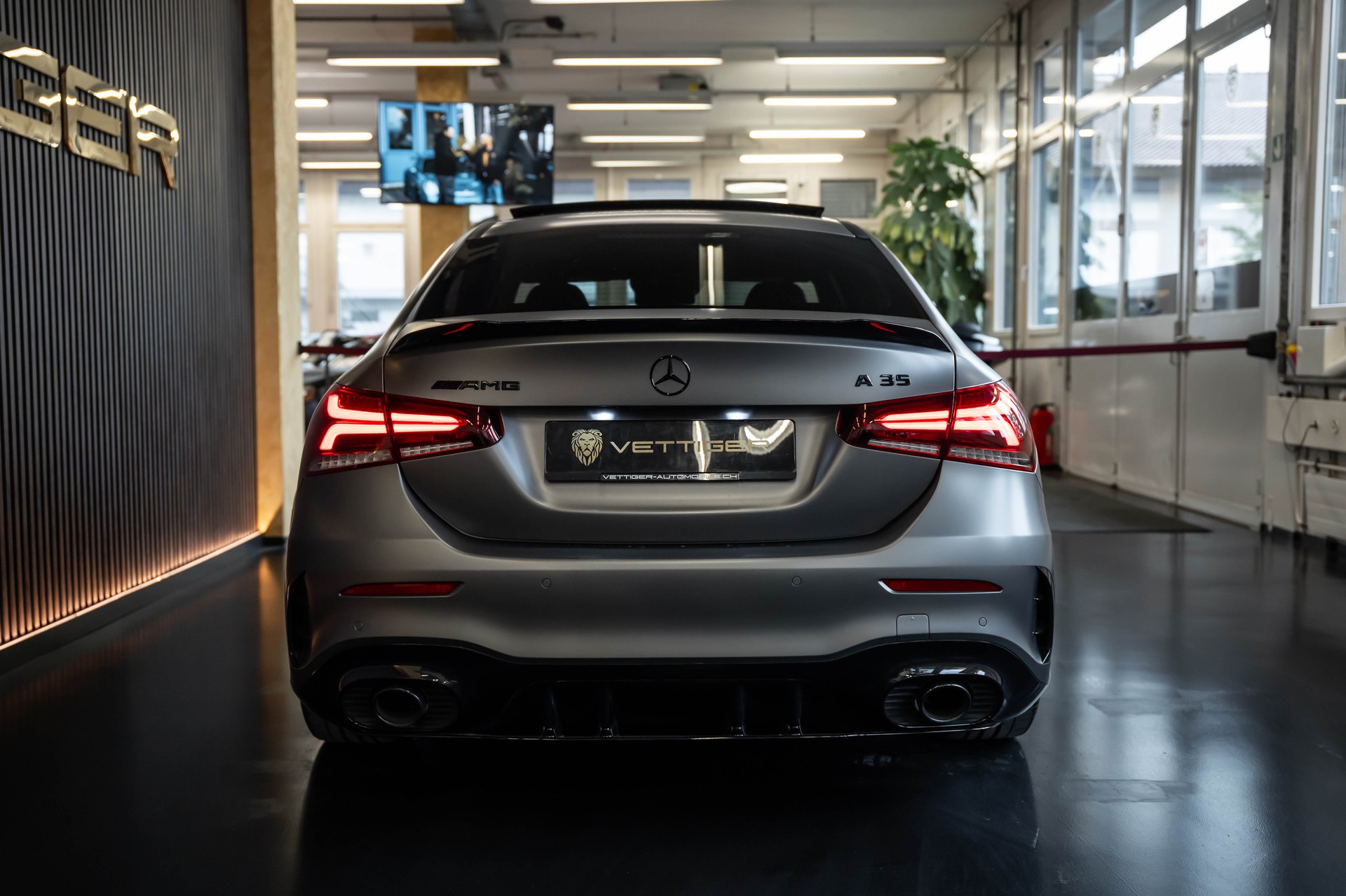 MERCEDES-BENZ A 35 AMG 4Matic Speedshift-image-4