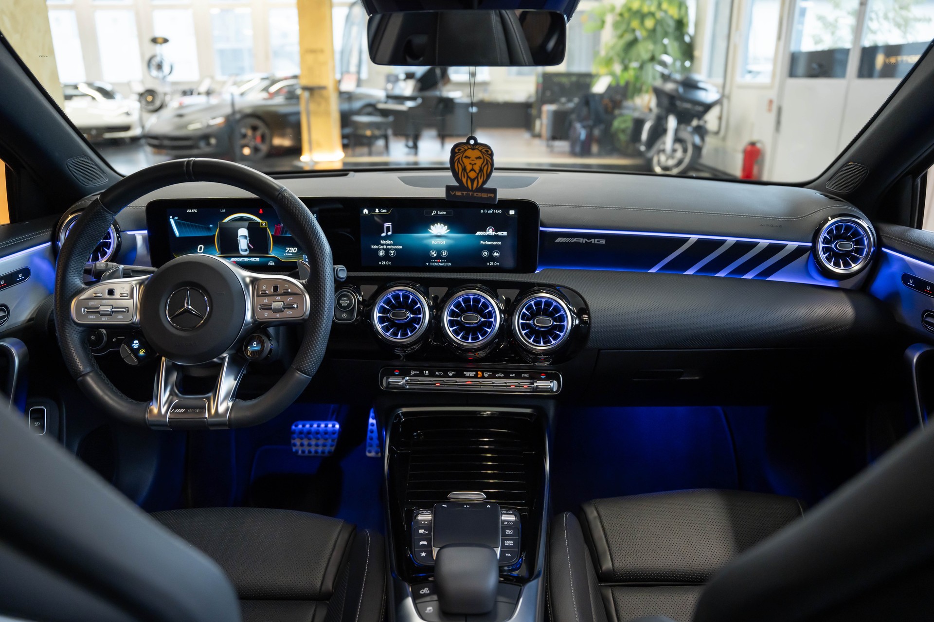 MERCEDES-BENZ A 35 AMG 4Matic Speedshift-image-12