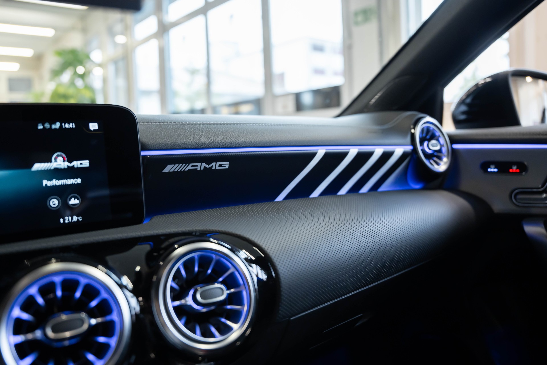 MERCEDES-BENZ A 35 AMG 4Matic Speedshift-image-27