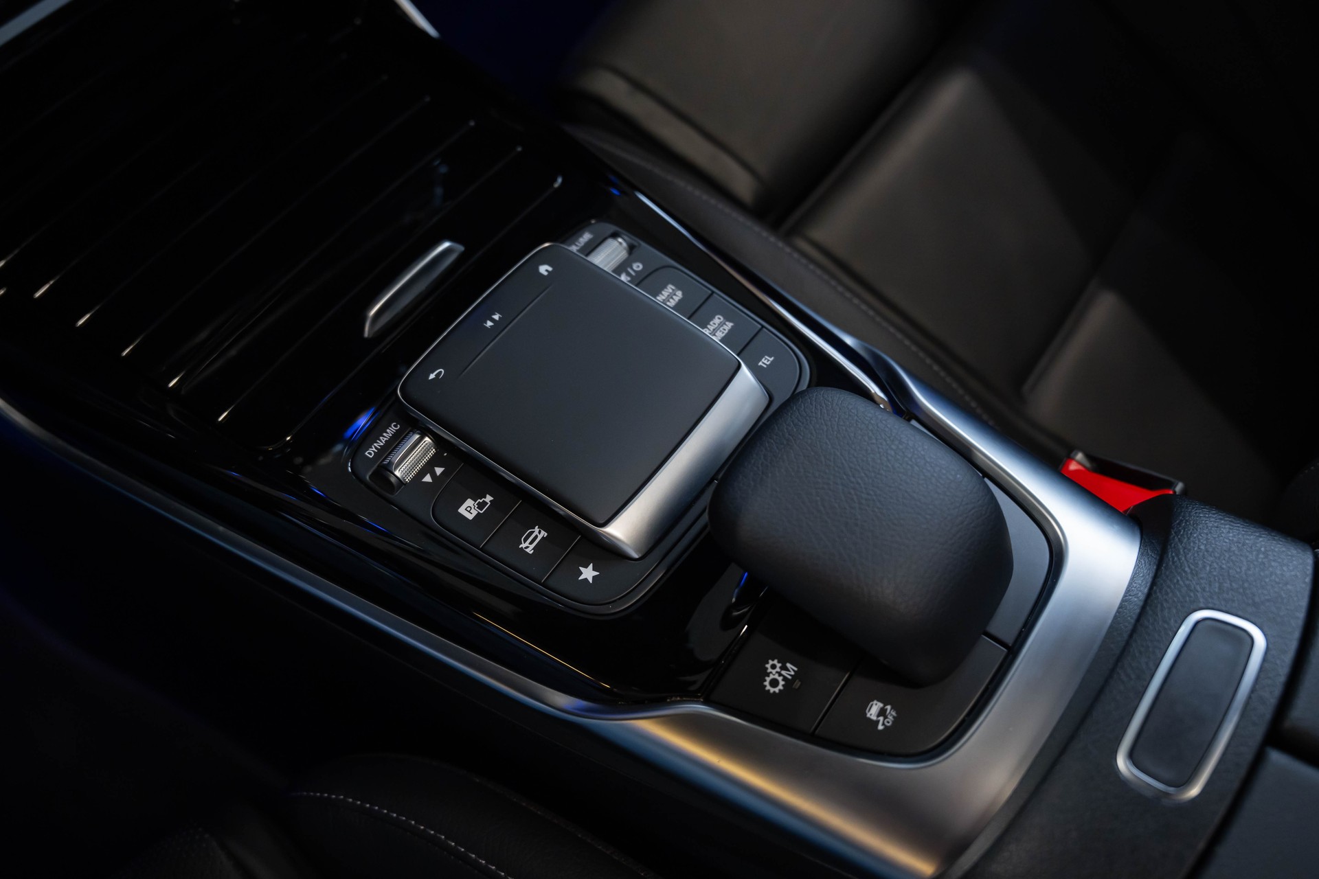 MERCEDES-BENZ A 35 AMG 4Matic Speedshift-image-32