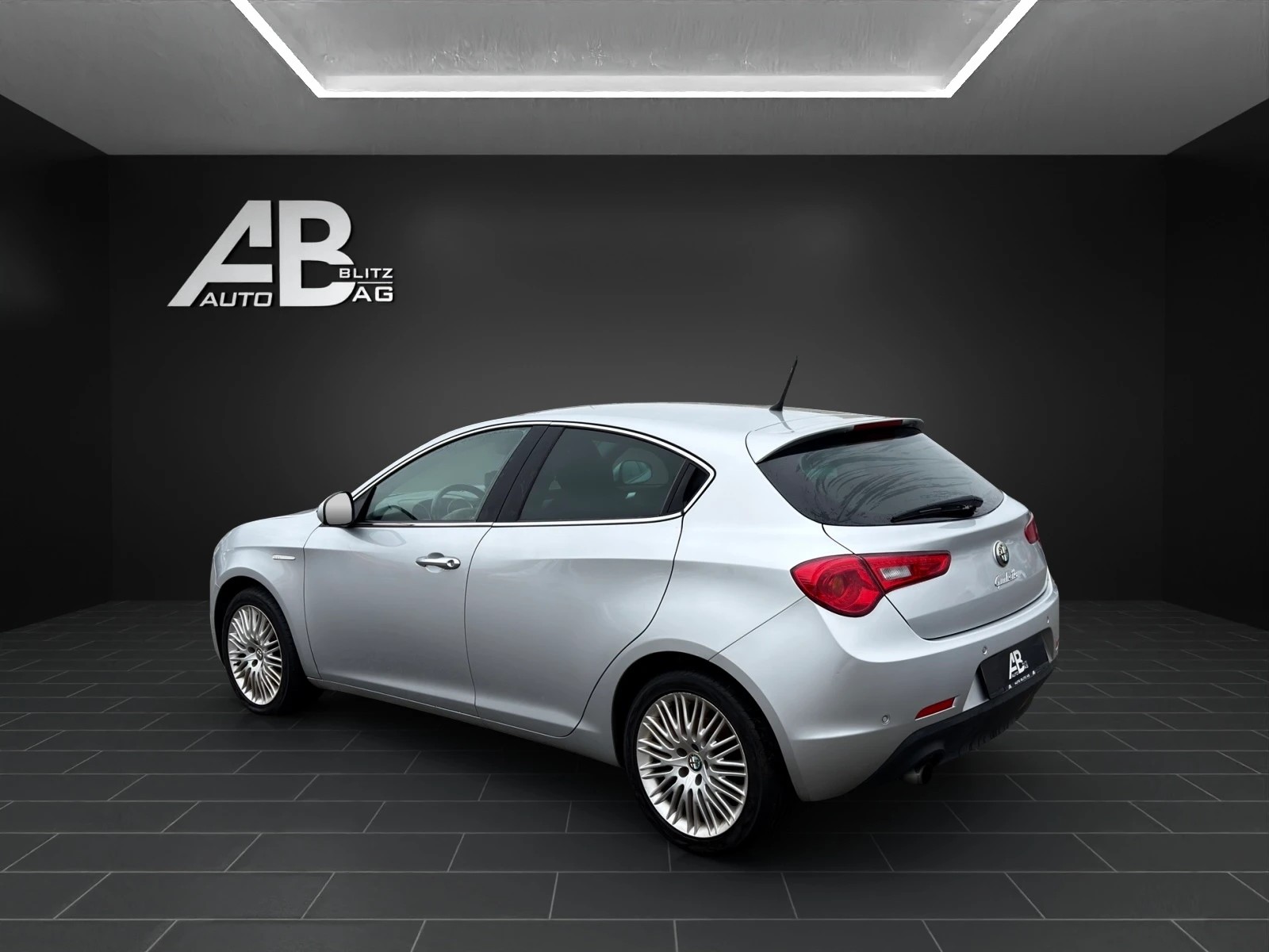 ALFA ROMEO Giulietta 1.6 JTDM Distinctive-showroom-element-2
