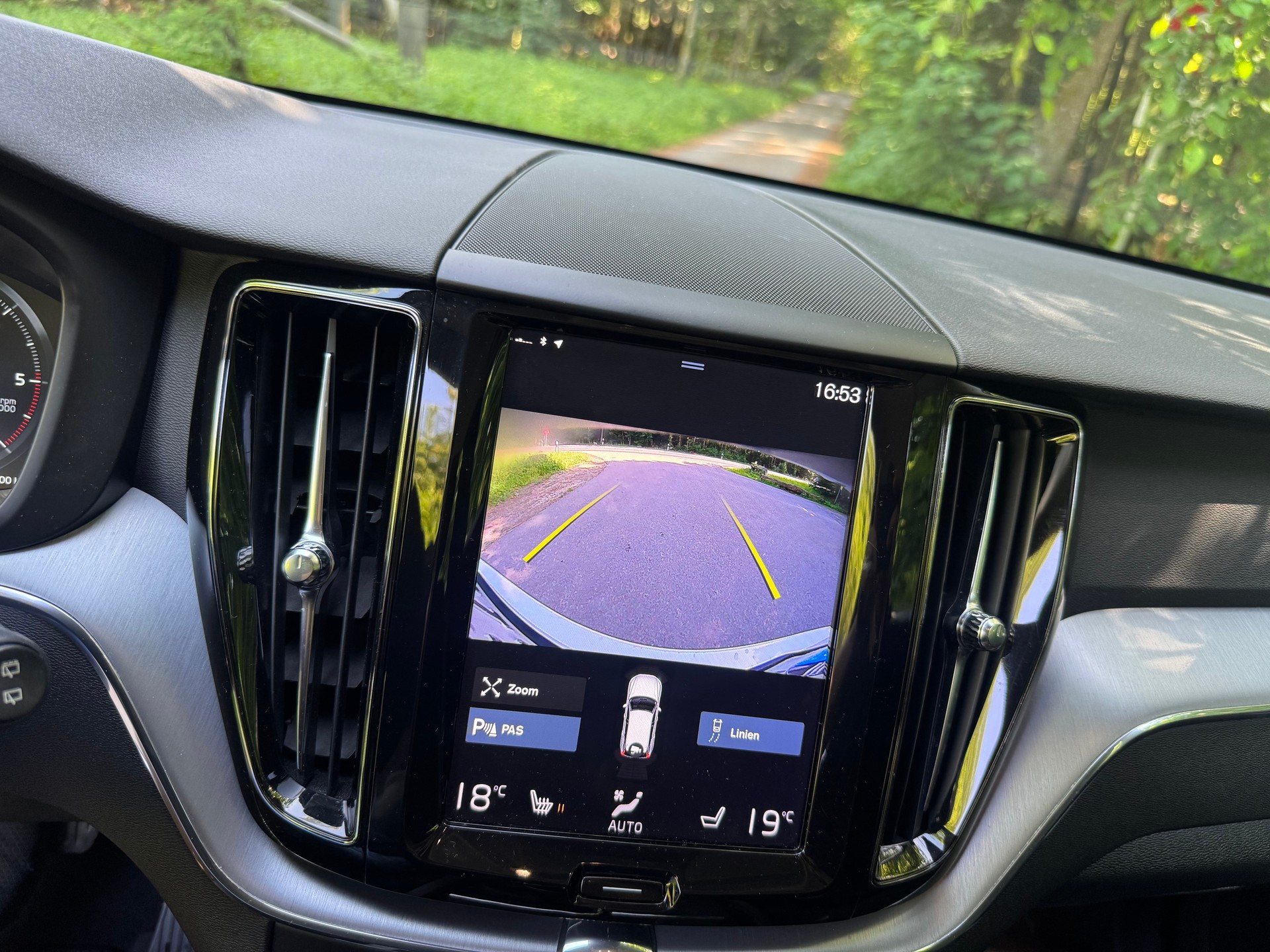 VOLVO XC60 D4 AWD Momentum Geartronic-image-6