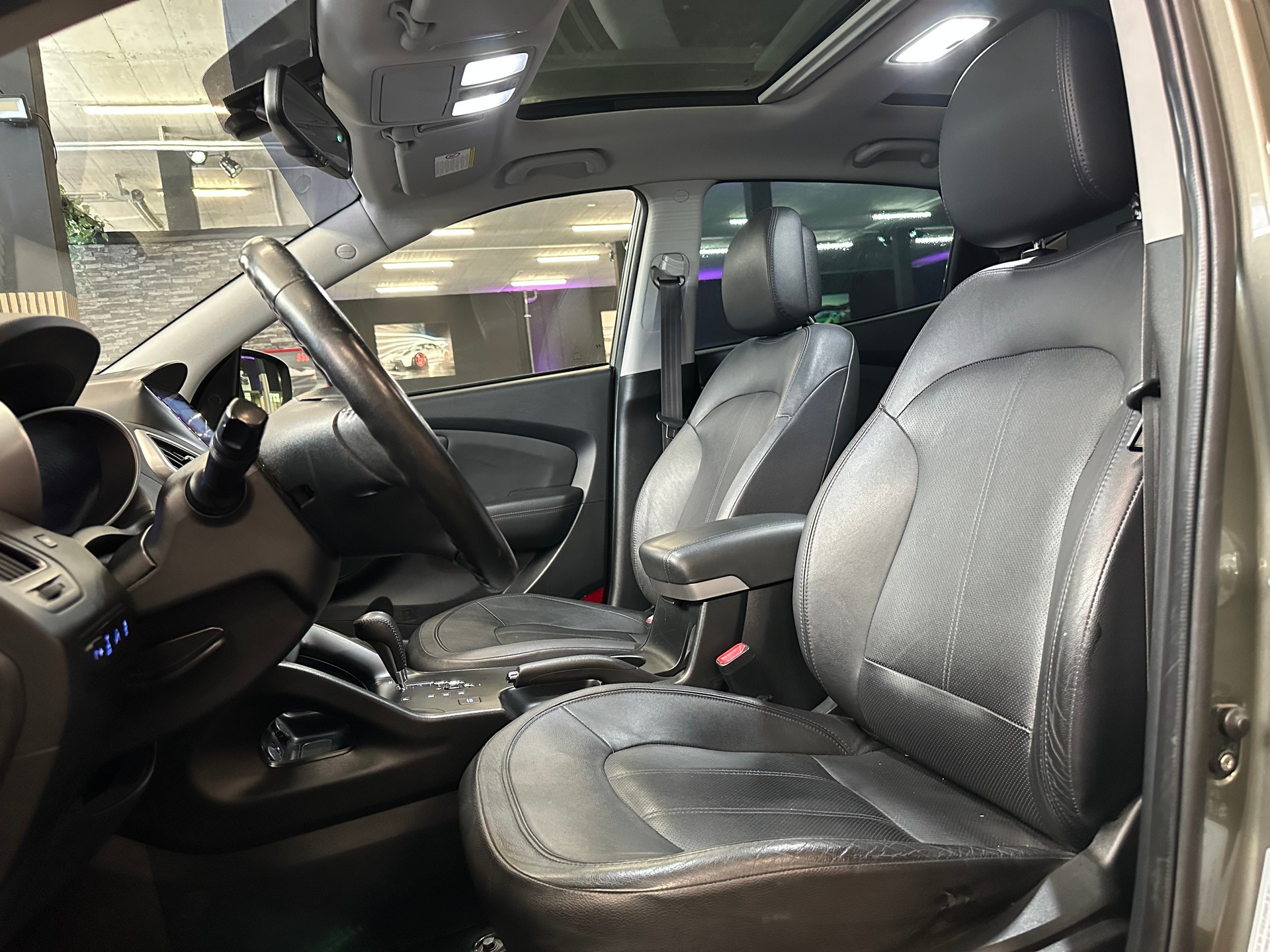 HYUNDAI iX 35 2.0 CRDi Premium 4WD Automatic-image-15