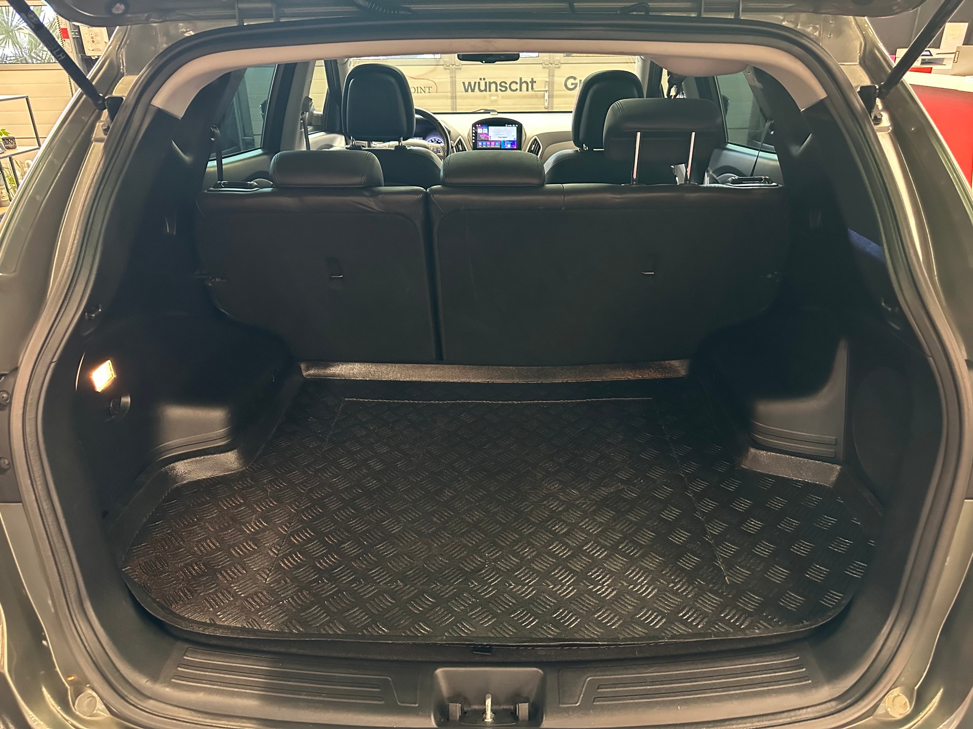 HYUNDAI iX 35 2.0 CRDi Premium 4WD Automatic-image-21