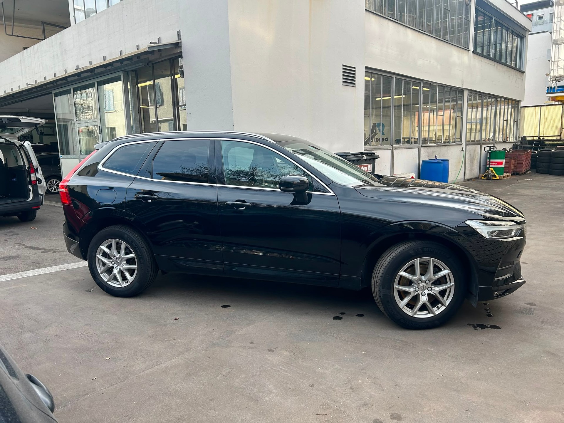 VOLVO XC60 B4 Diesel Mild Hybrid AWD Momentum Geartronic-showroom-element-1