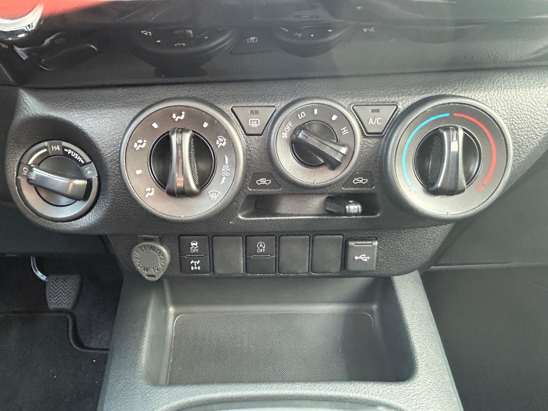 TOYOTA Hilux Double Cab.-Pick-up 2.8 D-4D 204 Comfort-image-12