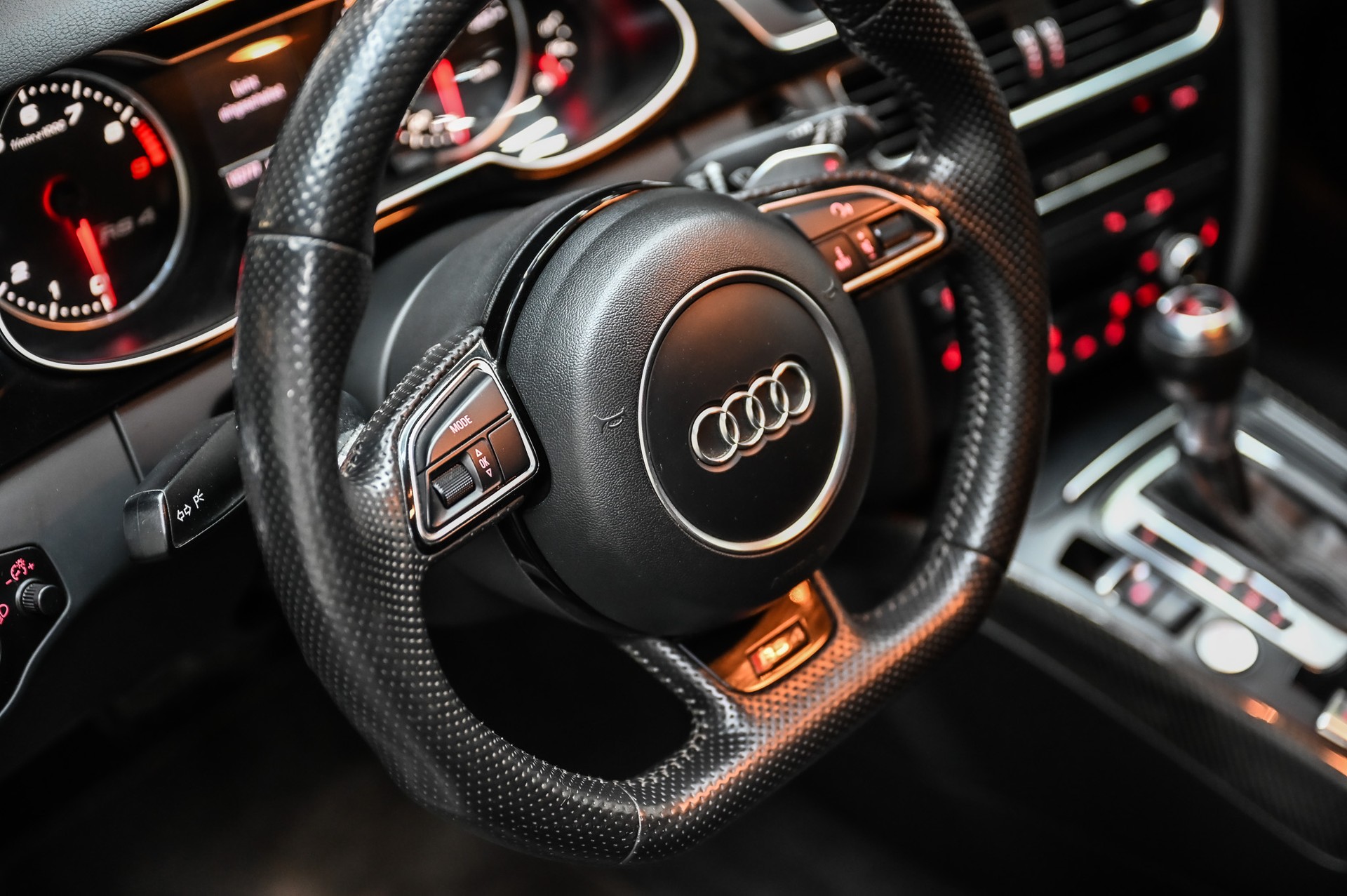 AUDI RS4 Avant 4.2 V8 FSI quattro S-Tronic-image-17