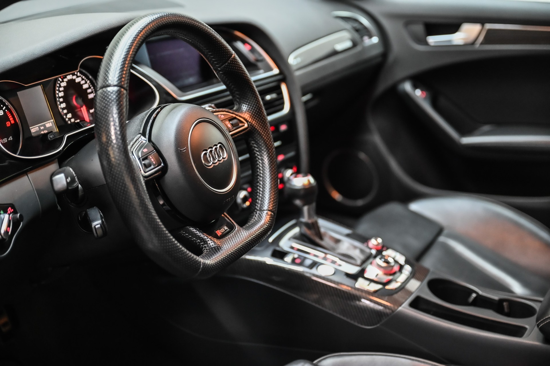 AUDI RS4 Avant 4.2 V8 FSI quattro S-Tronic-image-16