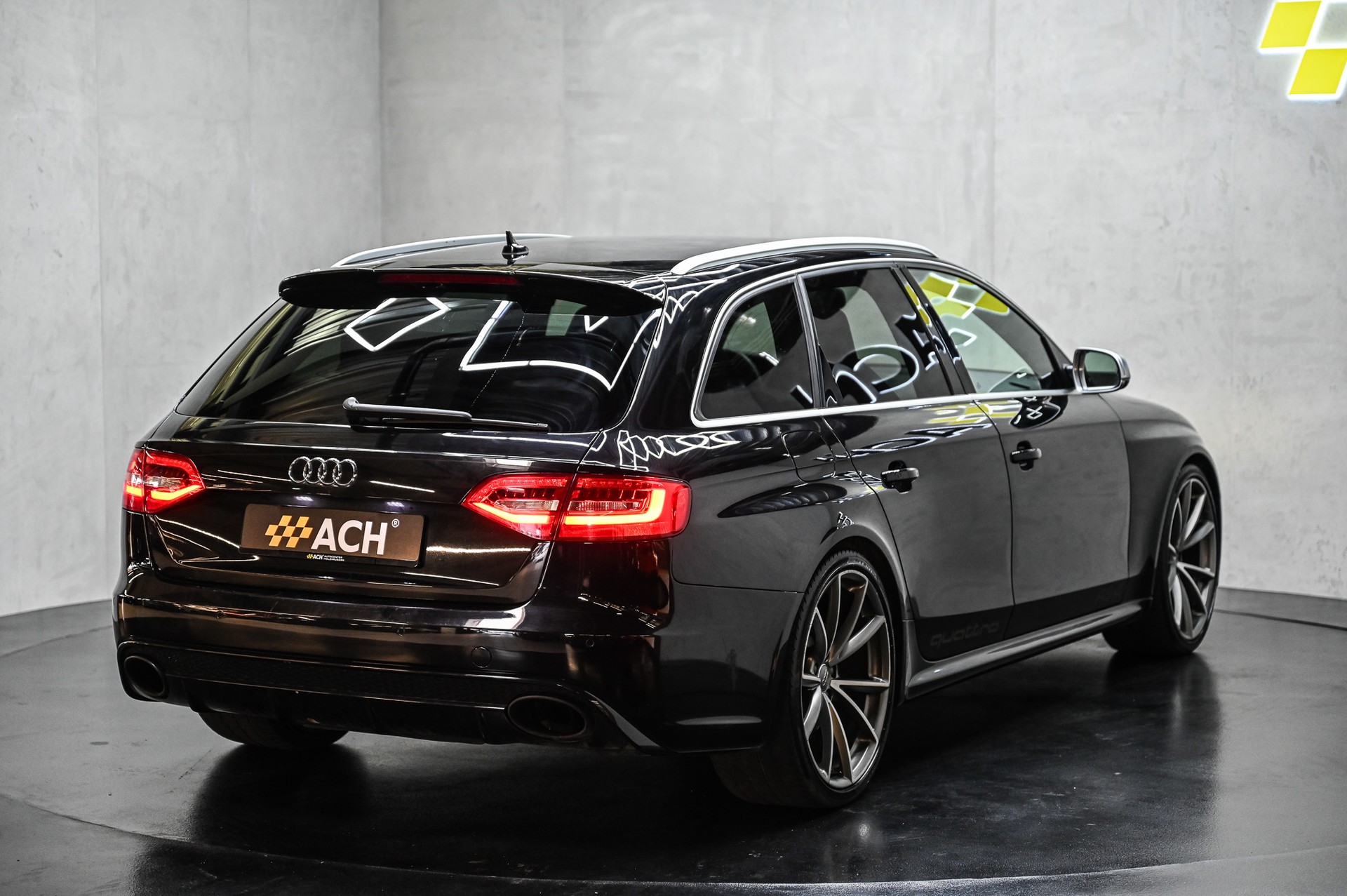 AUDI RS4 Avant 4.2 V8 FSI quattro S-Tronic-image-8
