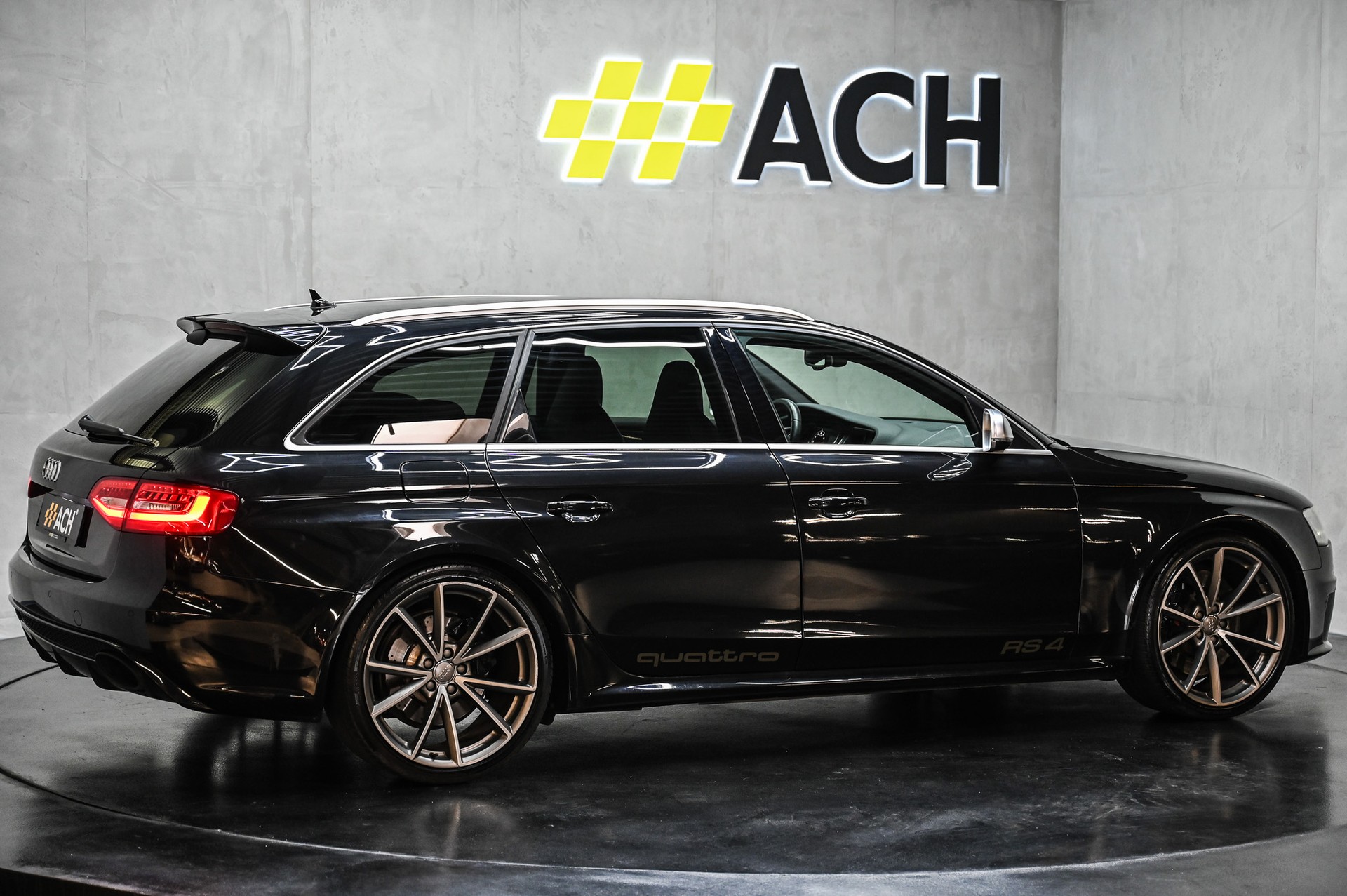 AUDI RS4 Avant 4.2 V8 FSI quattro S-Tronic-image-9