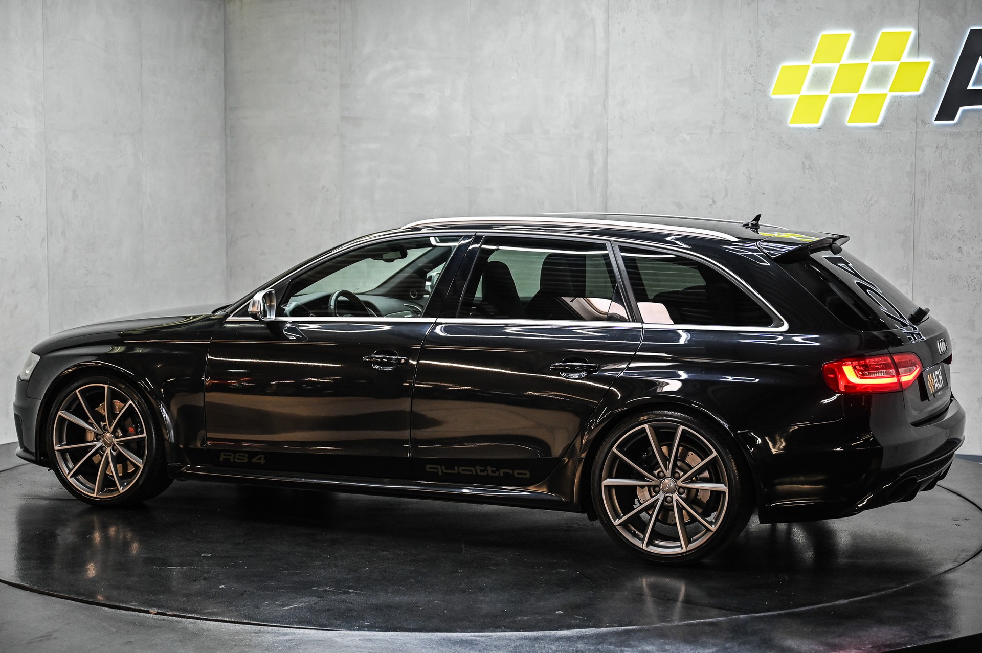 AUDI RS4 Avant 4.2 V8 FSI quattro S-Tronic-image-5