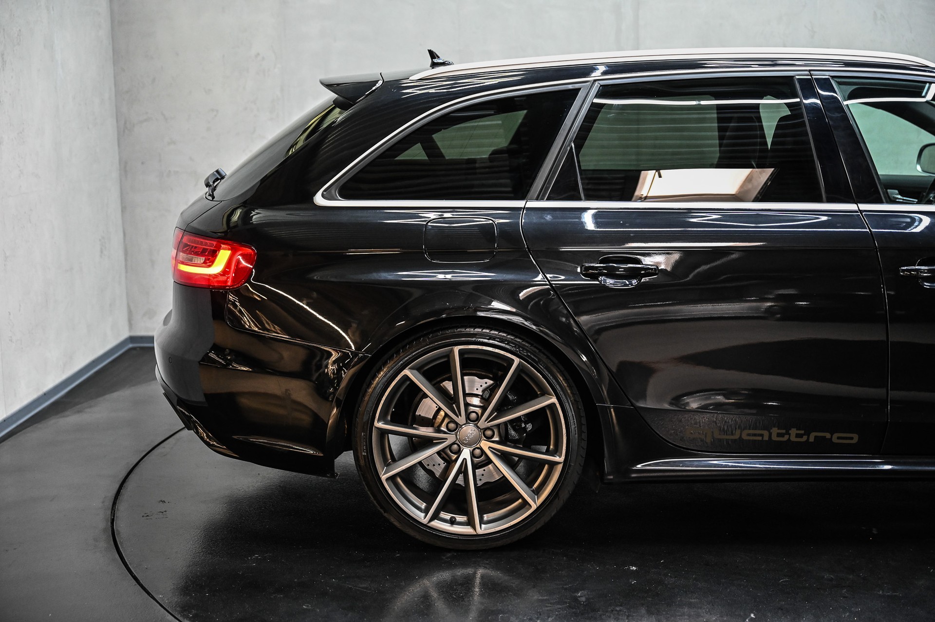 AUDI RS4 Avant 4.2 V8 FSI quattro S-Tronic-image-13