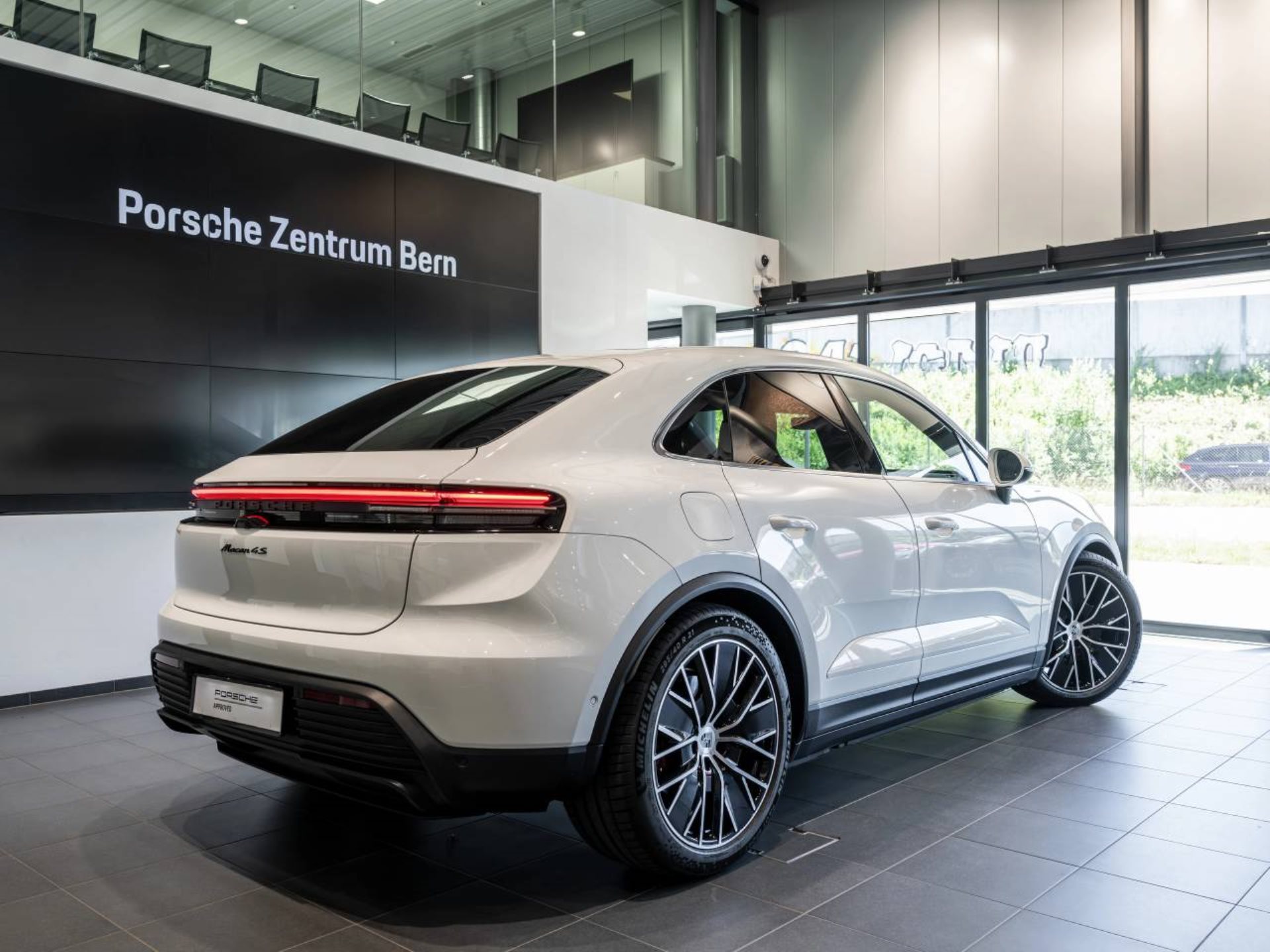 PORSCHE Macan 4S-showroom-element-2