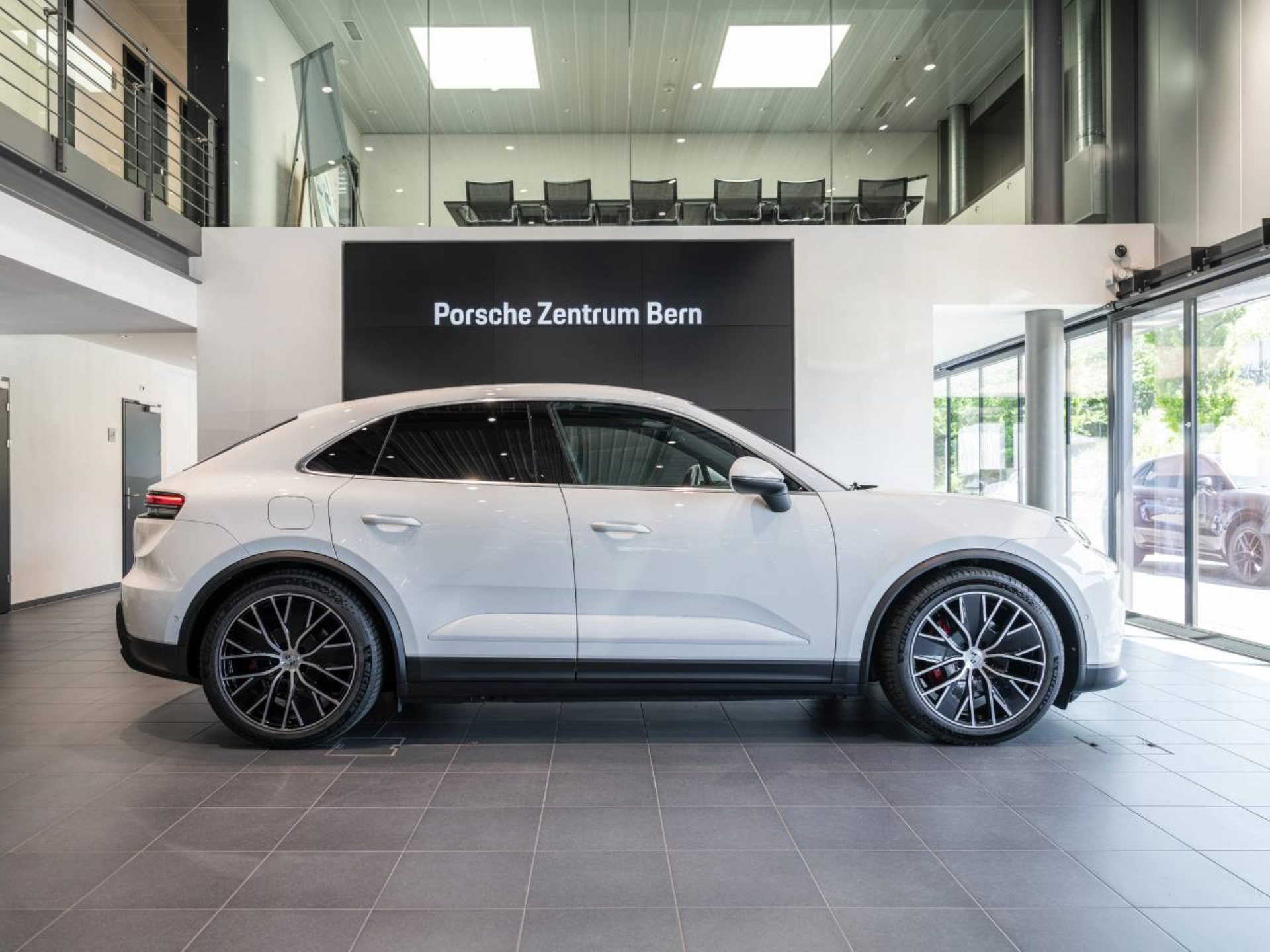 PORSCHE Macan 4S-showroom-element-1