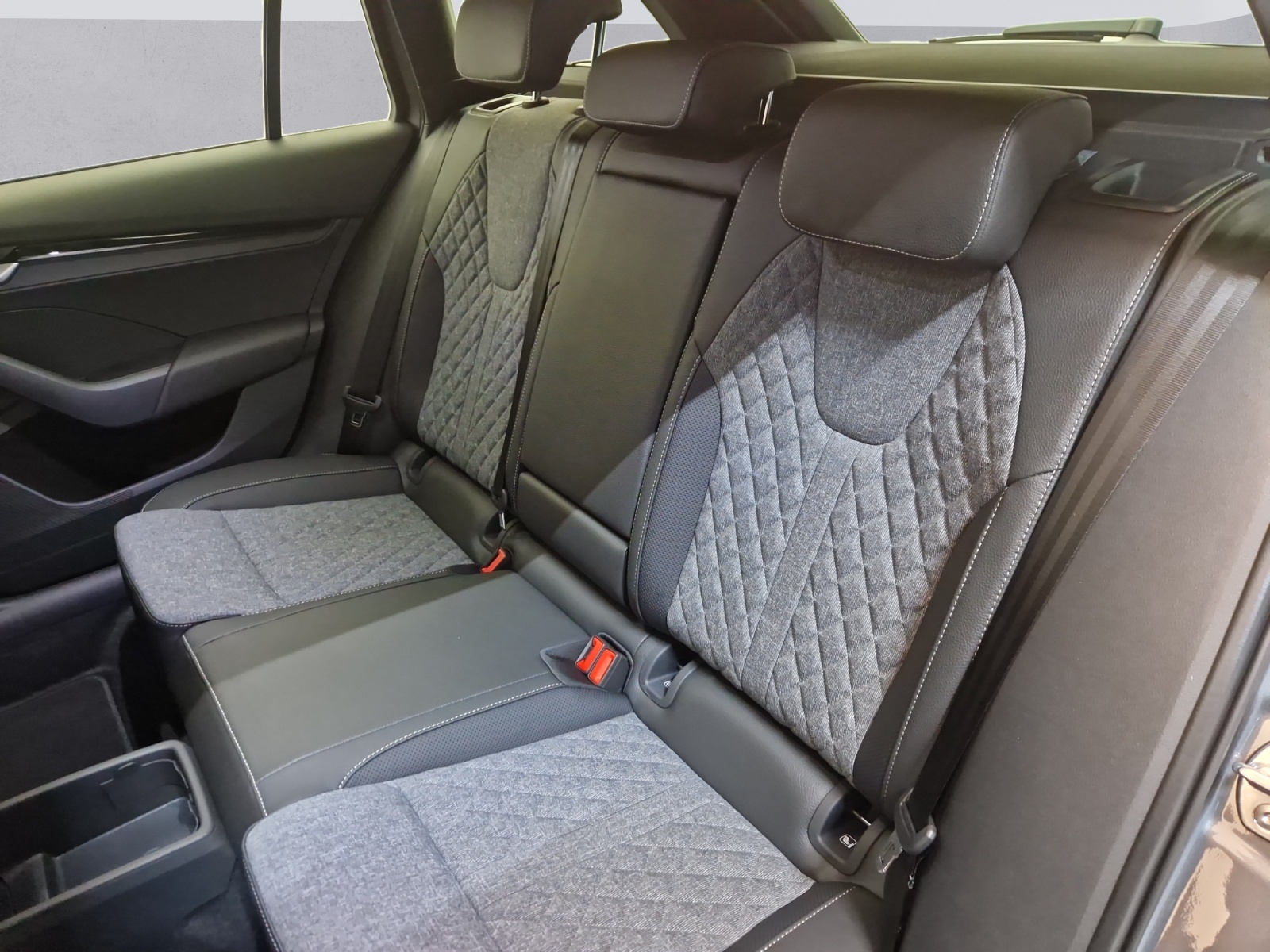 SKODA Octavia Combi 1.5 TSI mHEV DSG Dynamic-image-10