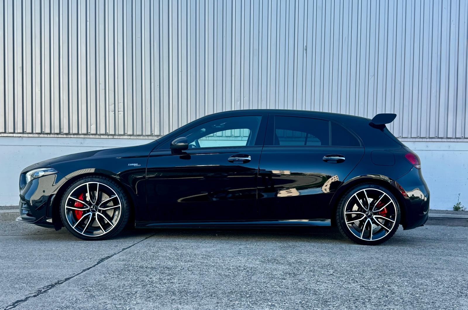 MERCEDES-BENZ A 35 AMG 4Matic Speedshift-showroom-element-1
