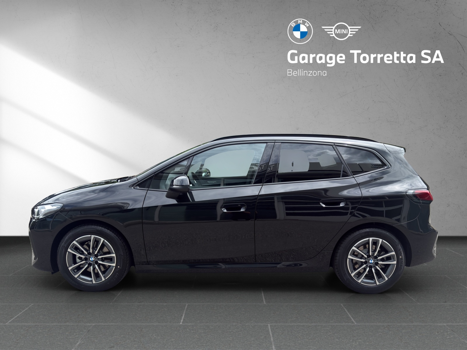 BMW 220i Active Tourer M Sport DKG-showroom-element-1