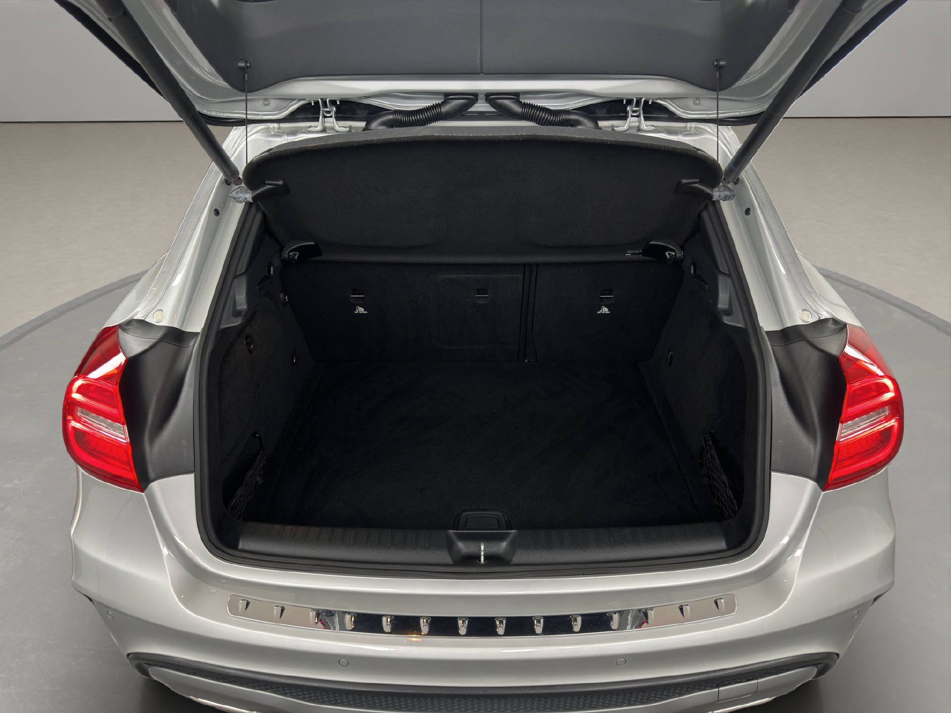 MERCEDES-BENZ GLA 250 AMG Line 4m-image-11