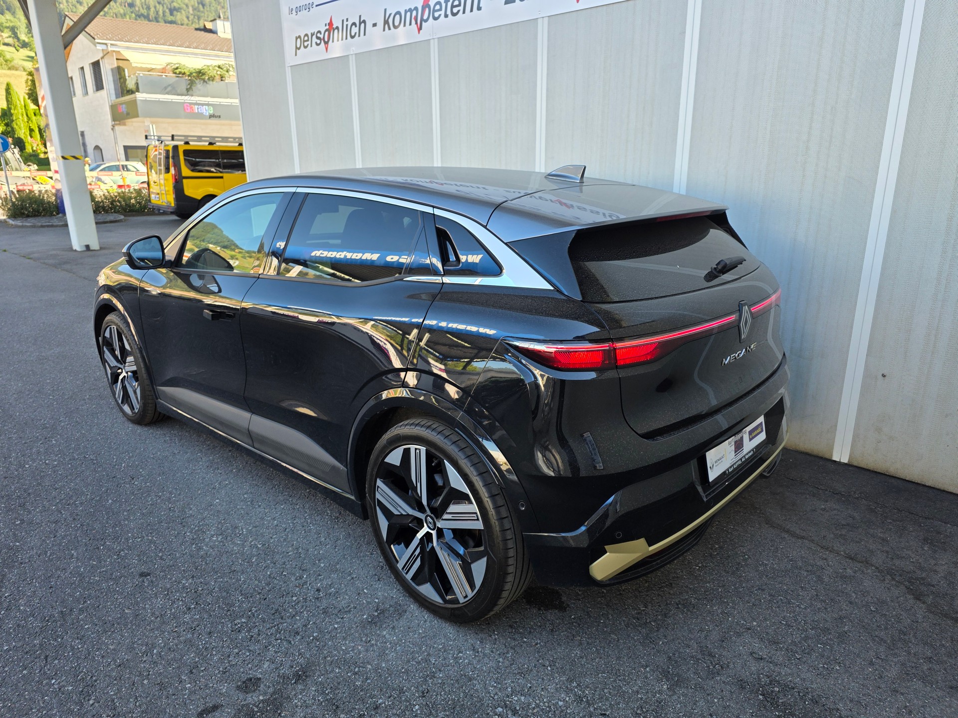 RENAULT Mégane E-TECH EV60 Iconic-showroom-element-2