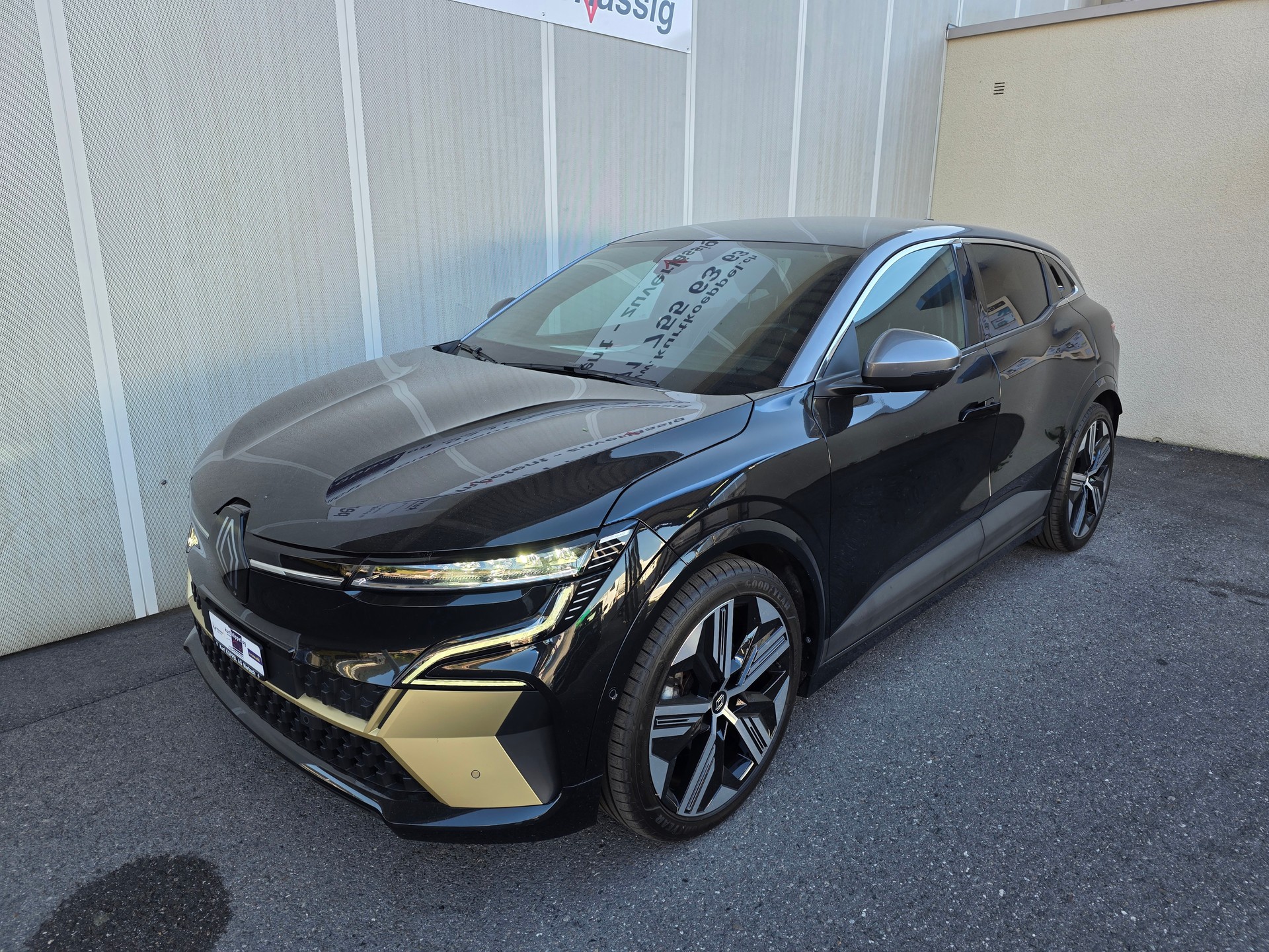 RENAULT Mégane E-TECH EV60 Iconic-showroom-element-1
