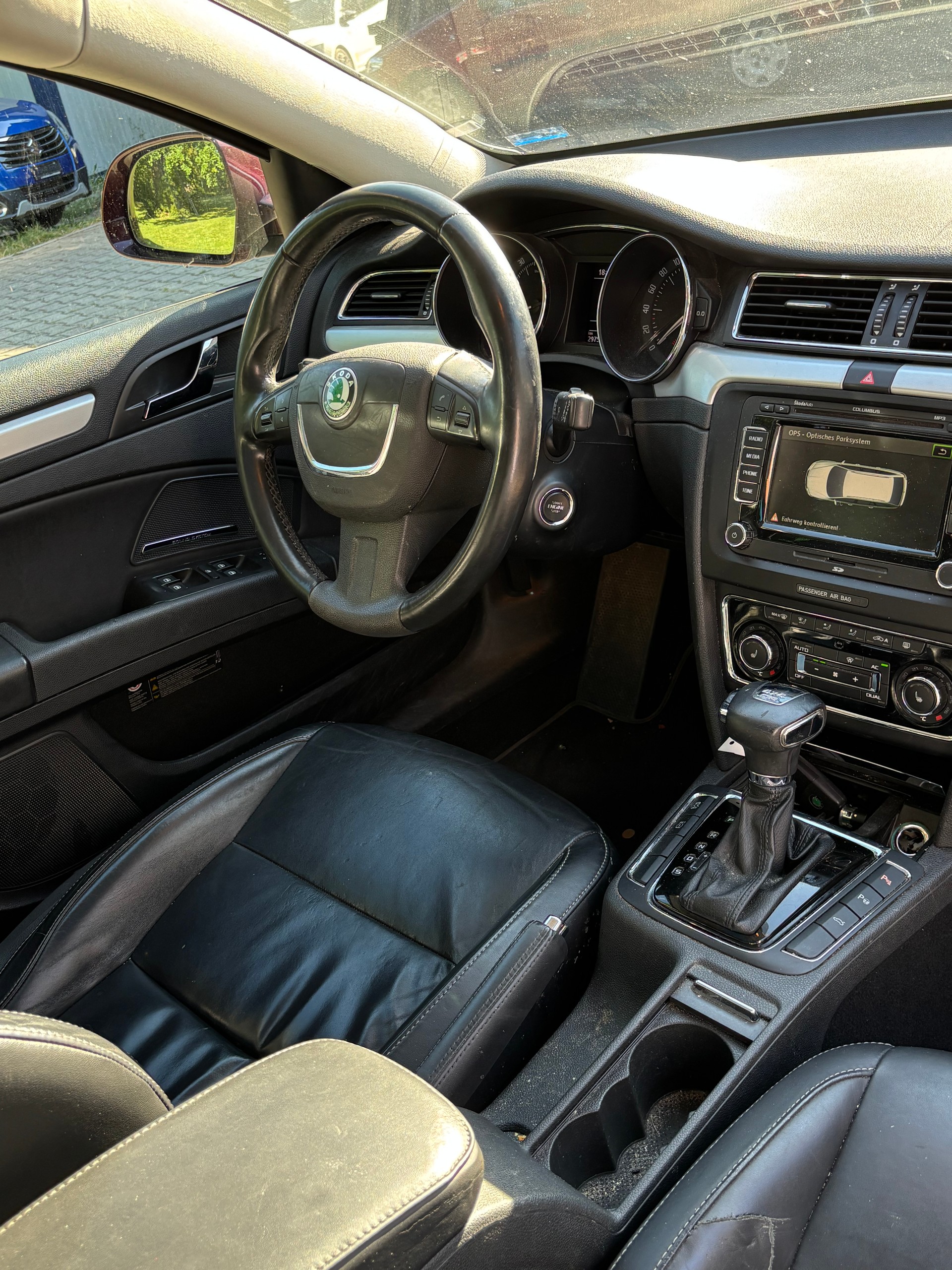 SKODA Superb Combi 3.6 FSI Elegance 4x4 DSG-image-9