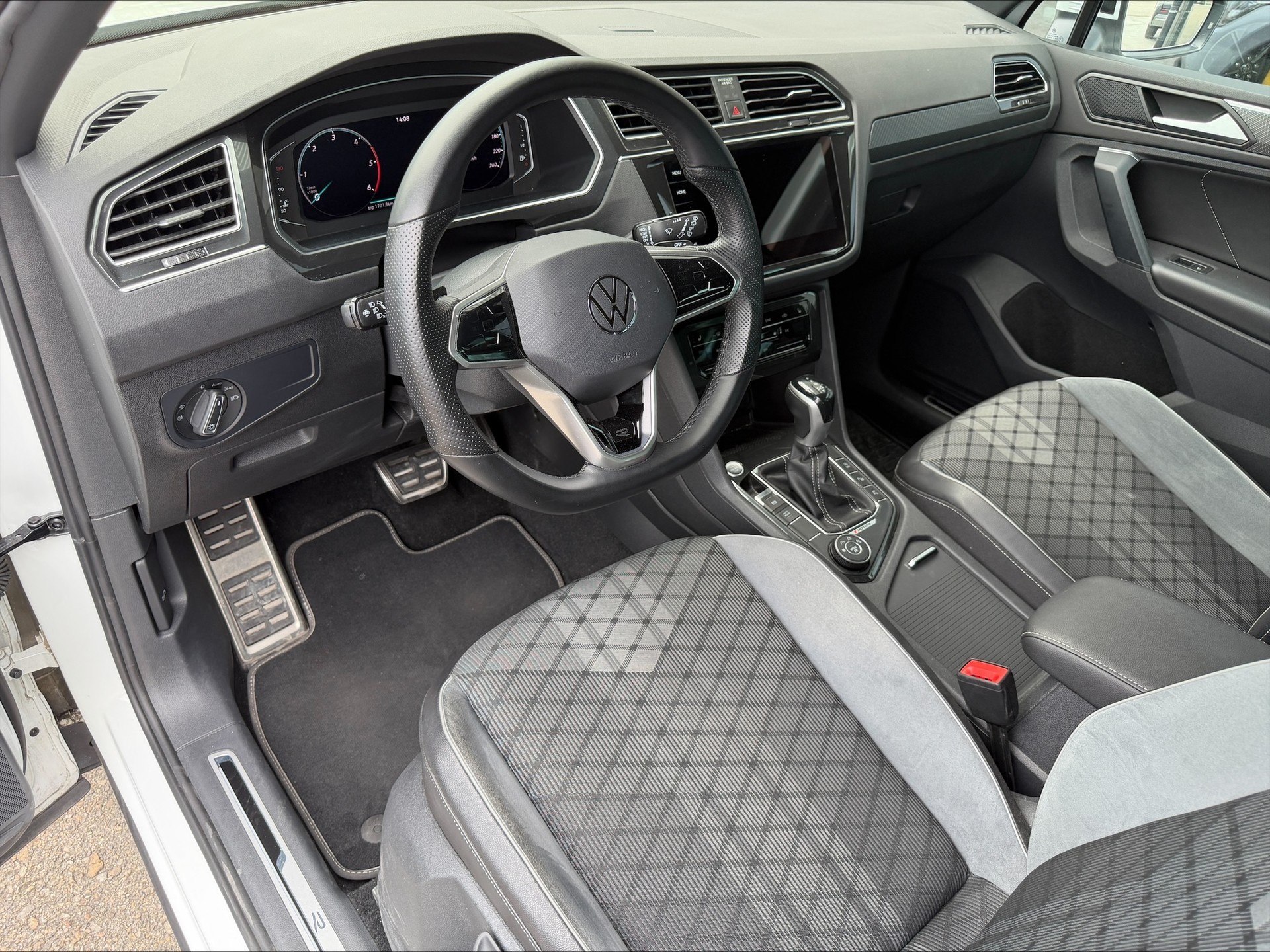 VW Tiguan 2.0 TDI SCR Selection 4Motion DSG-image-4
