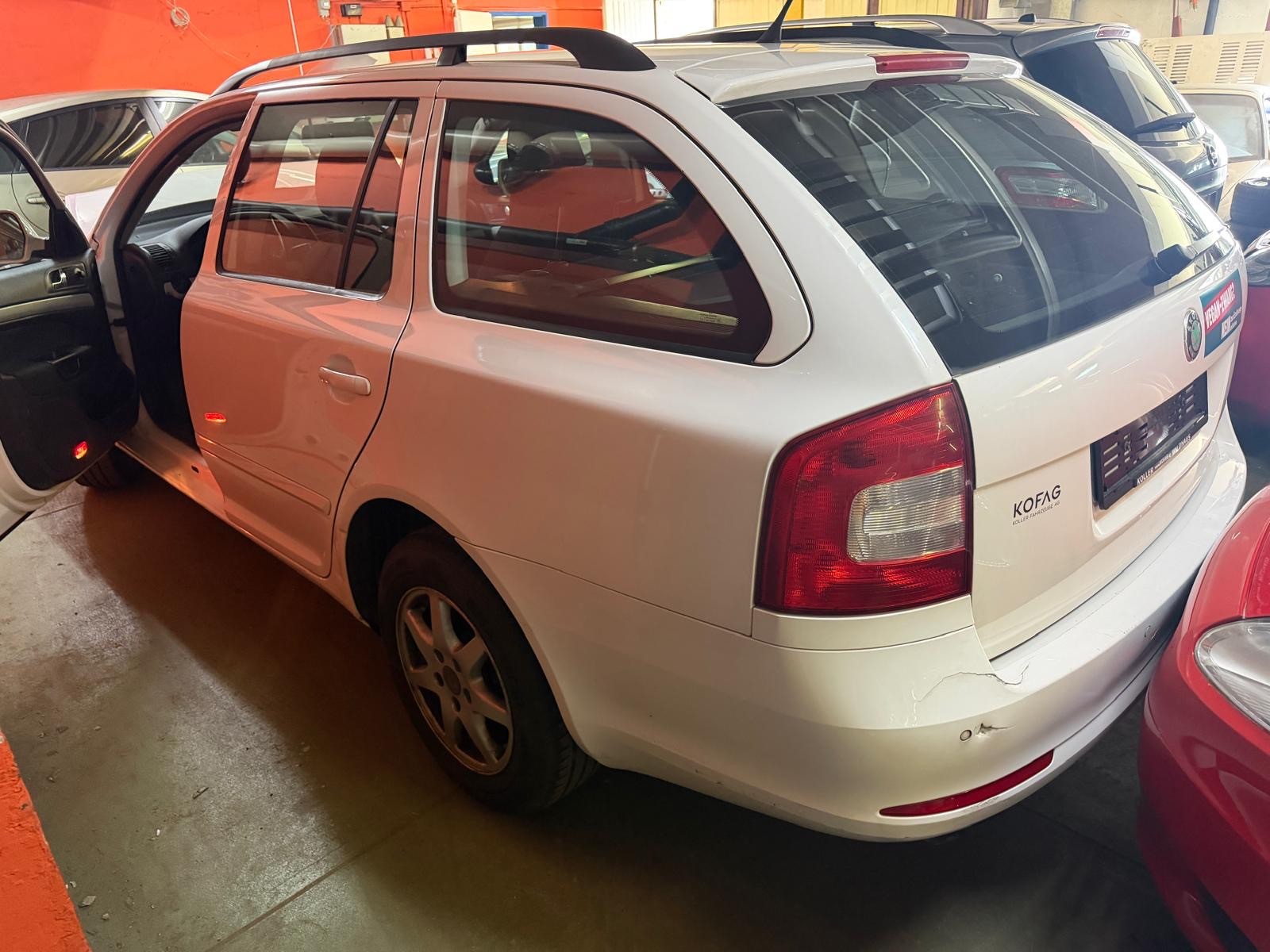 SKODA Octavia Combi 1.6 TDI 50Years 4x4-showroom-element-3