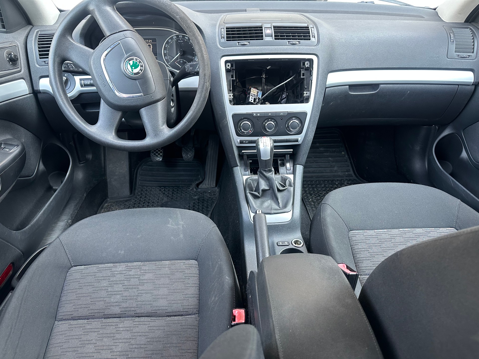 SKODA Octavia Combi 1.6 TDI 50Years 4x4-image-4