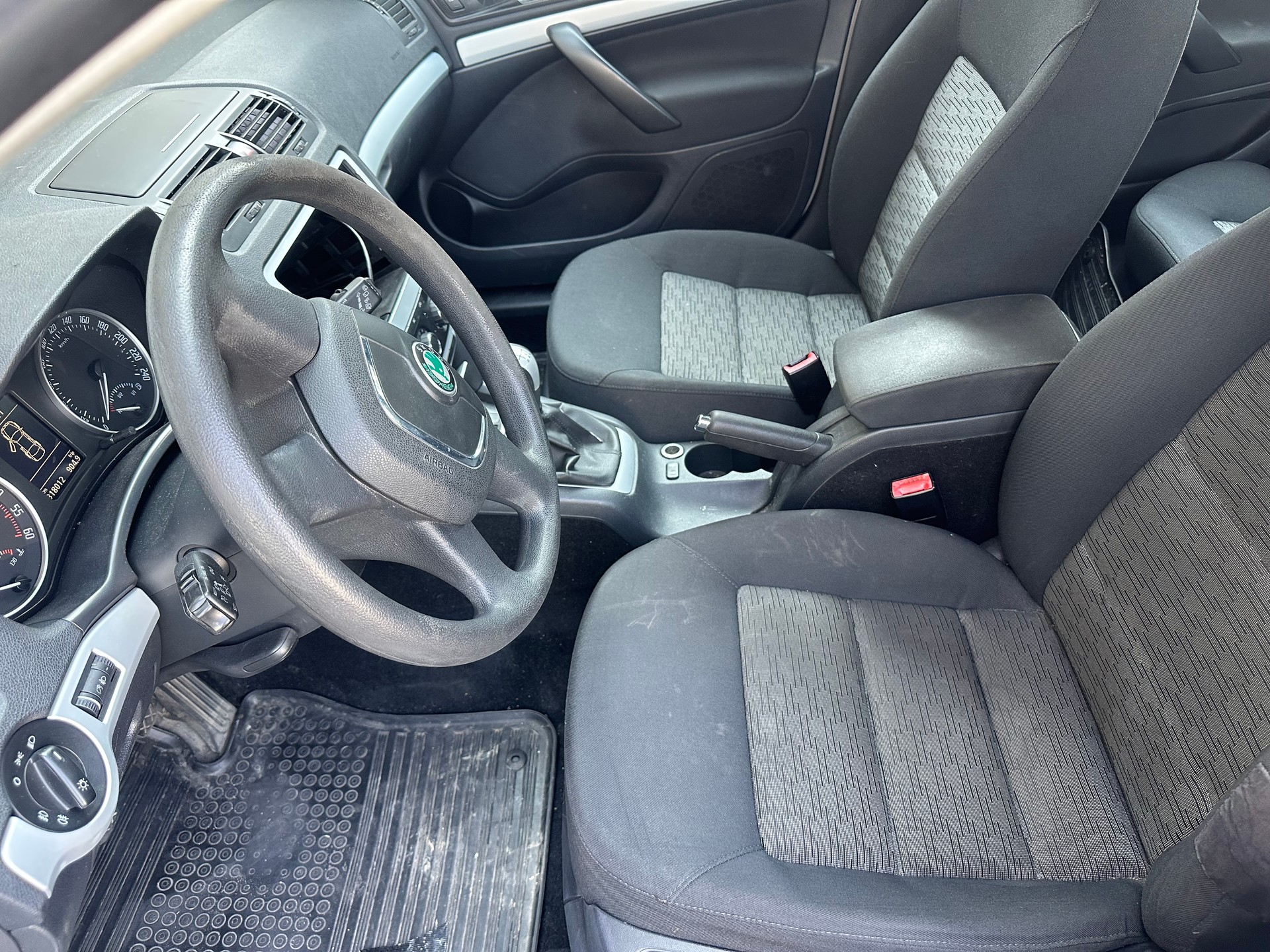 SKODA Octavia Combi 1.6 TDI 50Years 4x4-image-5