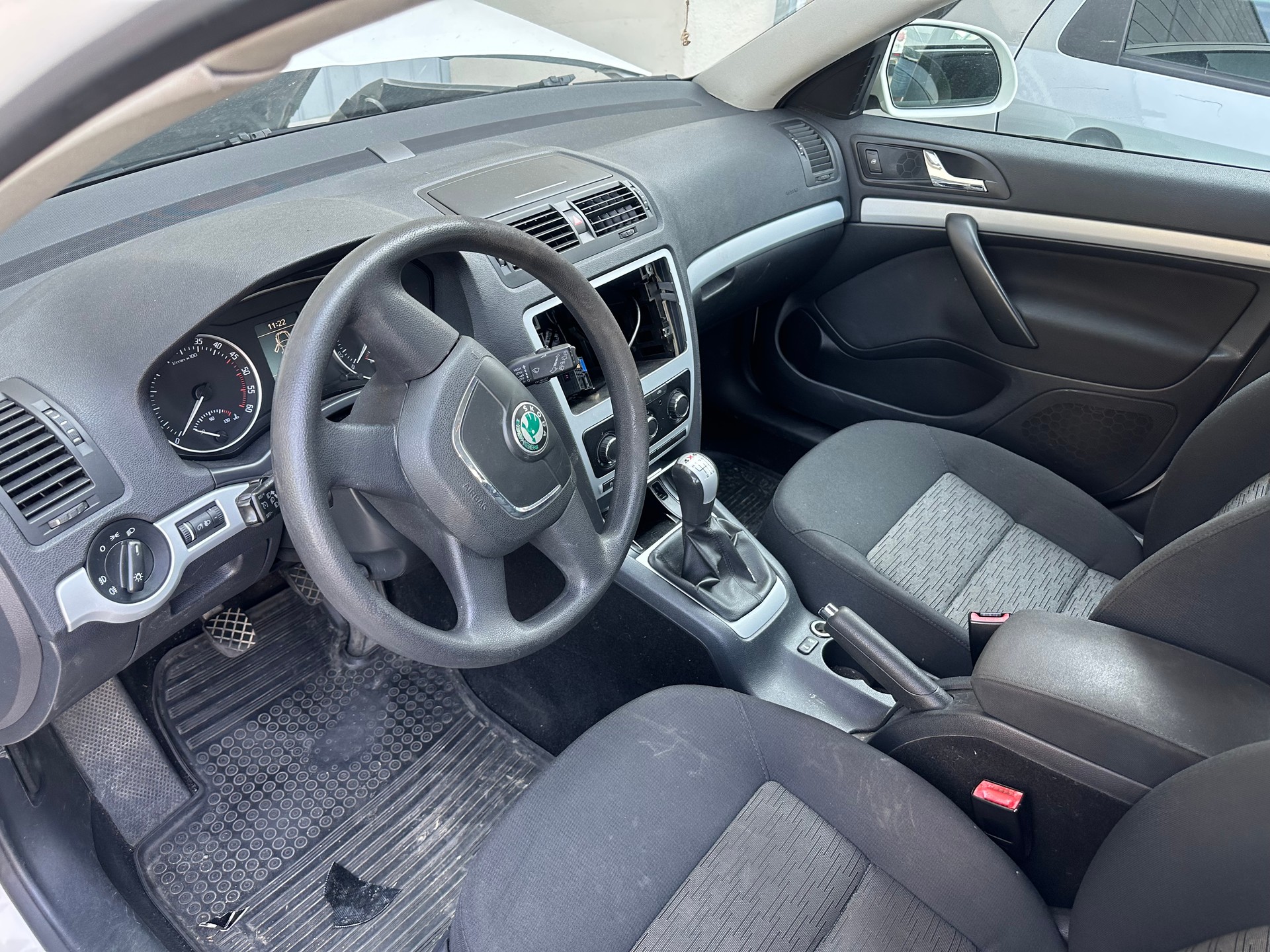 SKODA Octavia Combi 1.6 TDI 50Years 4x4-image-9