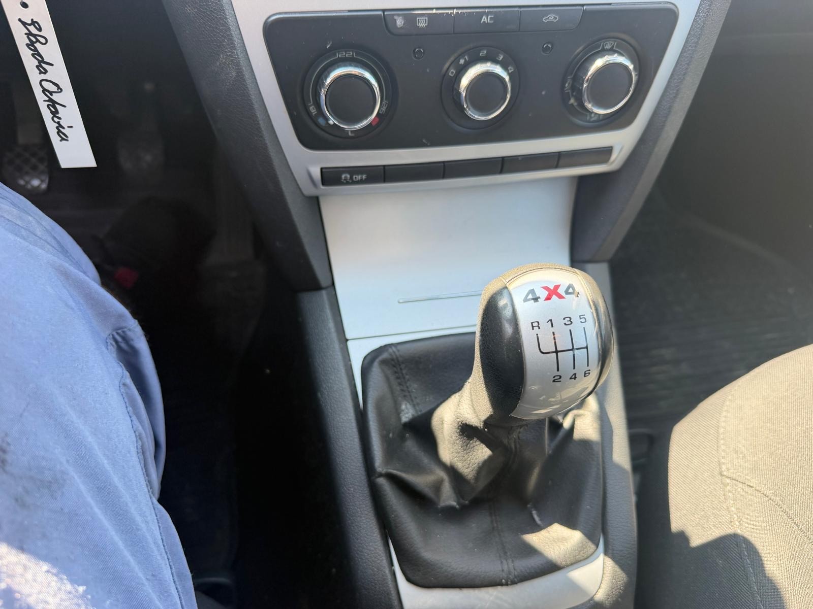 SKODA Octavia Combi 1.6 TDI 50Years 4x4-image-11