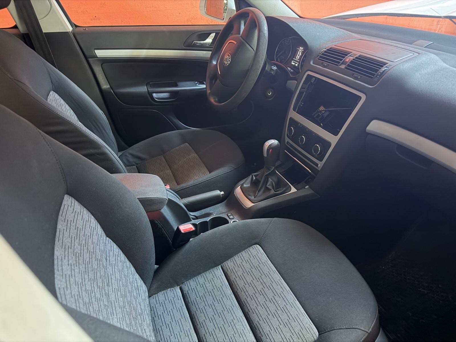 SKODA Octavia Combi 1.6 TDI 50Years 4x4-image-7