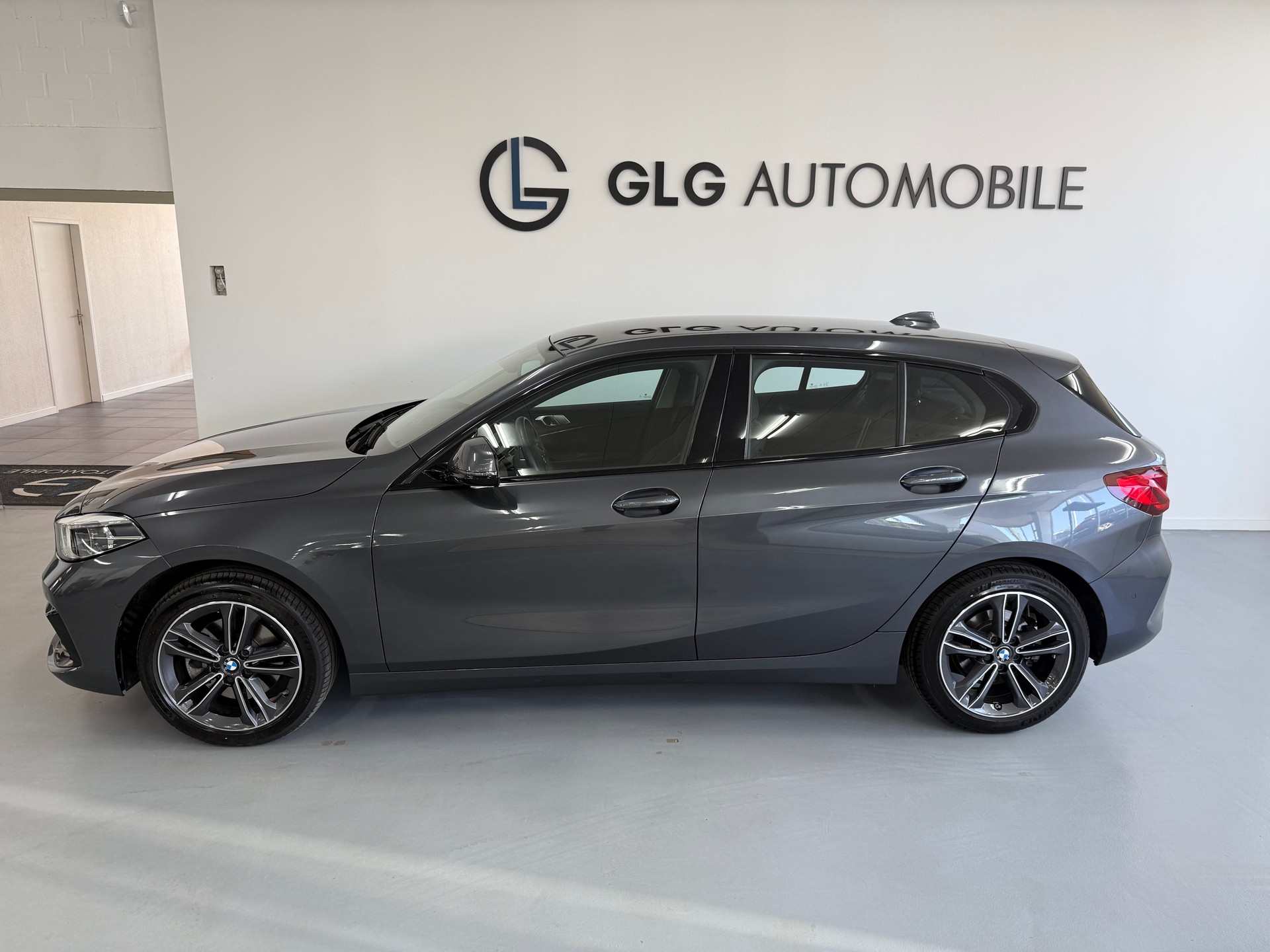 BMW 118i Steptronic Sport Line-showroom-element-1