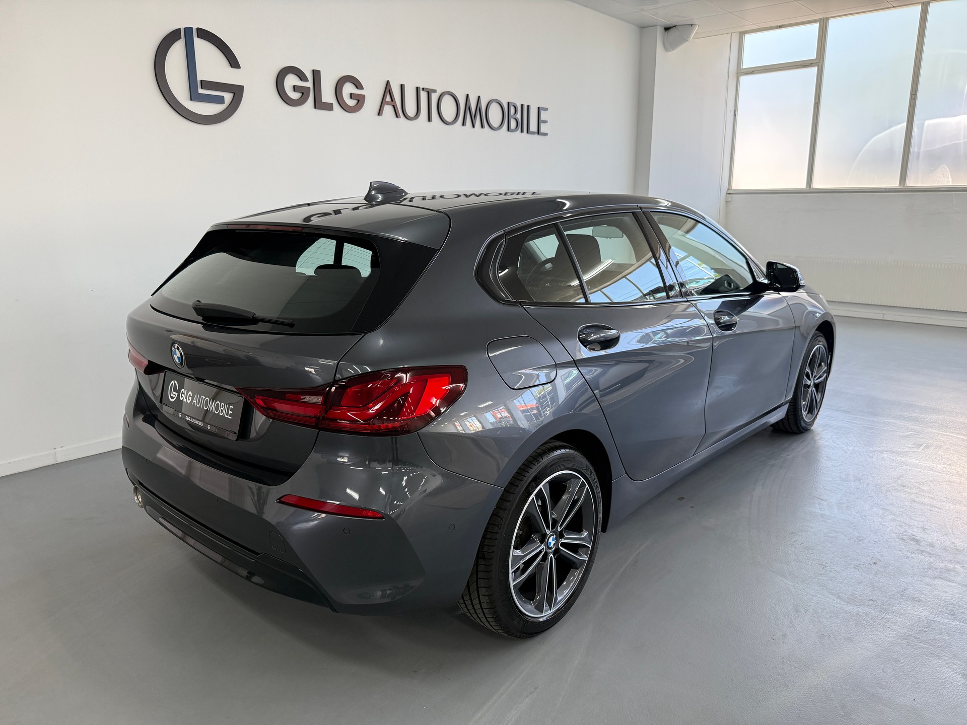 BMW 118i Steptronic Sport Line-showroom-element-3