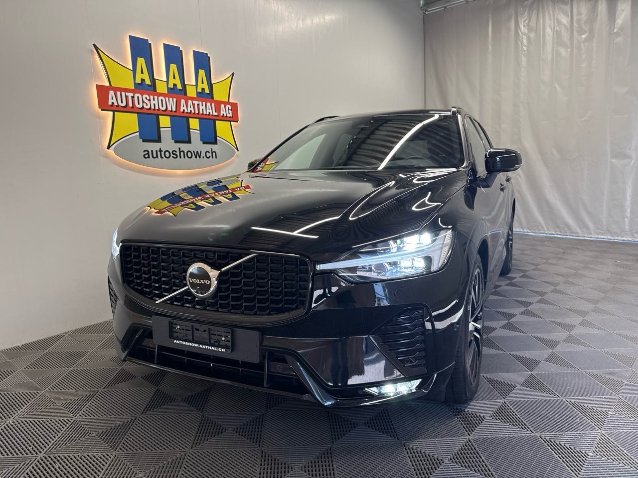 VOLVO XC60 B5 MHD AWD Black Edition Plus Geartronic-image-16
