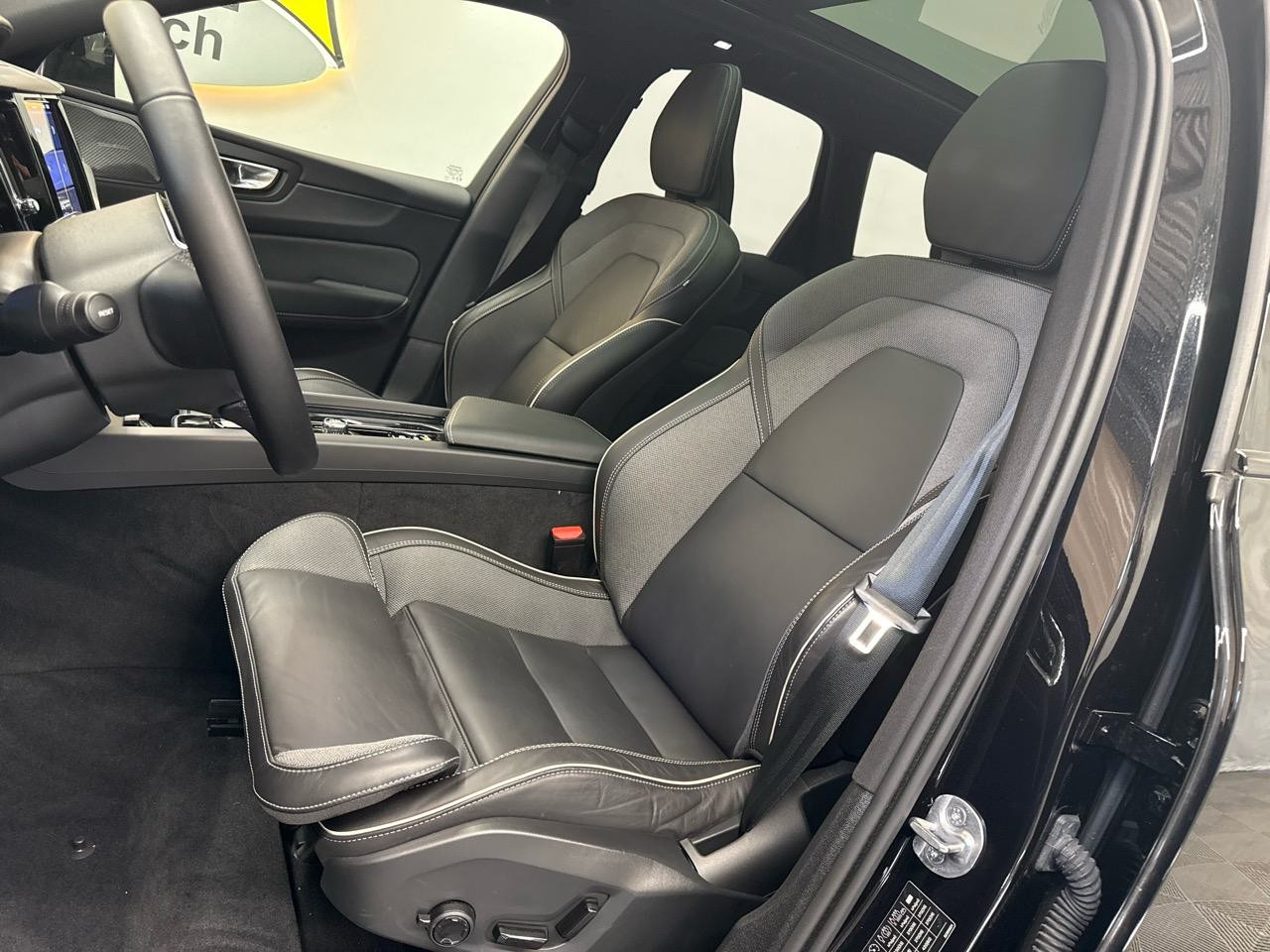 VOLVO XC60 B5 MHD AWD Black Edition Plus Geartronic-showroom-element-3