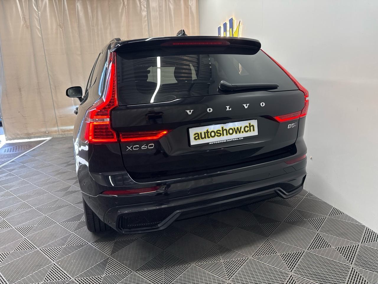 VOLVO XC60 B5 MHD AWD Black Edition Plus Geartronic-image-15
