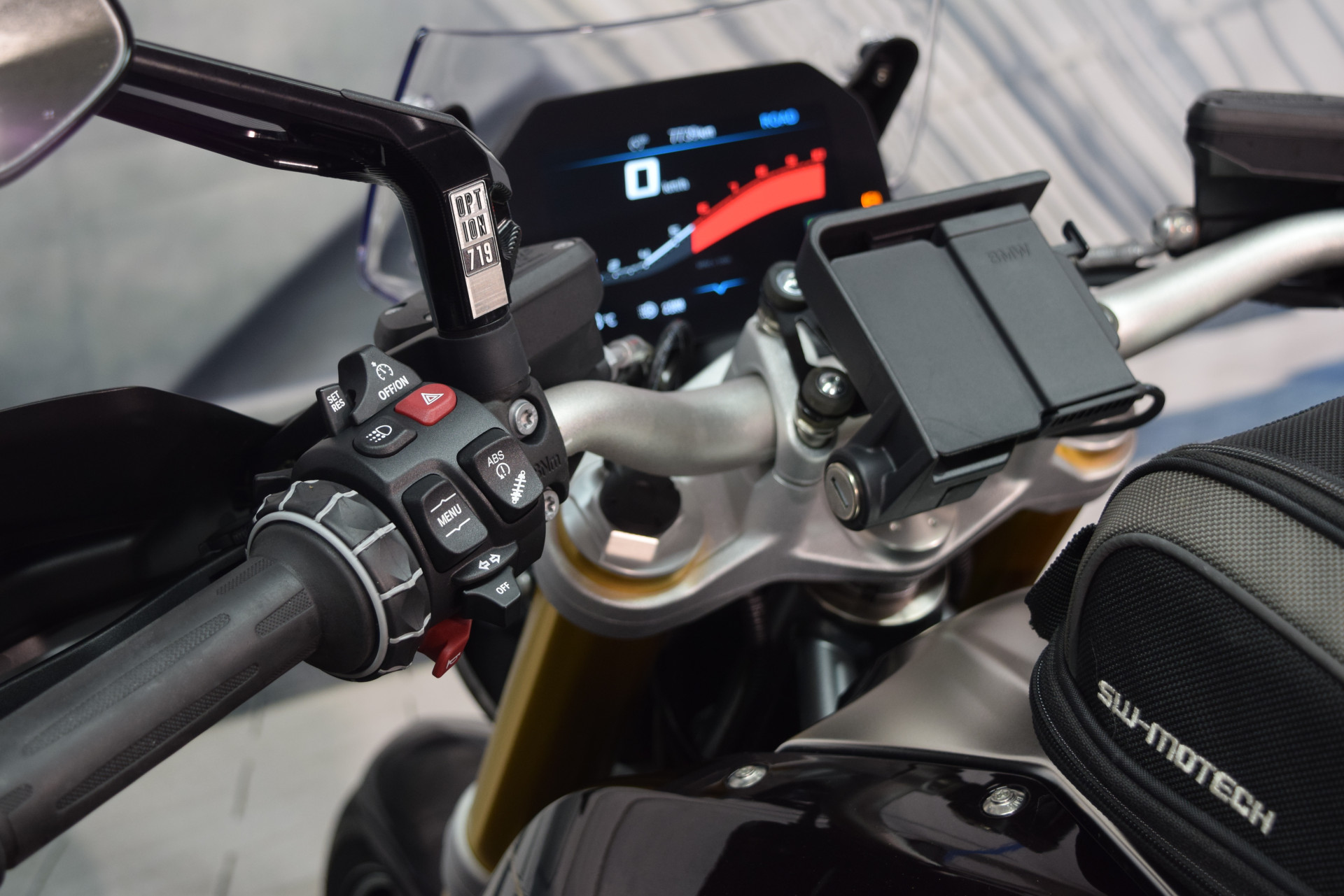 BMW R 1250 R Opt. 719 inkl. Tankrucksack-image-6