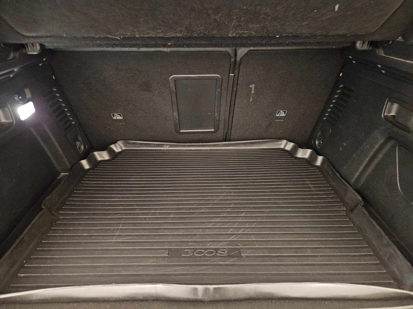 PEUGEOT 3008 300e Hybrid4 GT EAT8-image-14