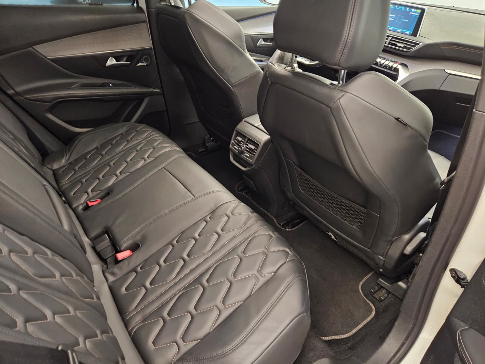 PEUGEOT 3008 300e Hybrid4 GT EAT8-image-13