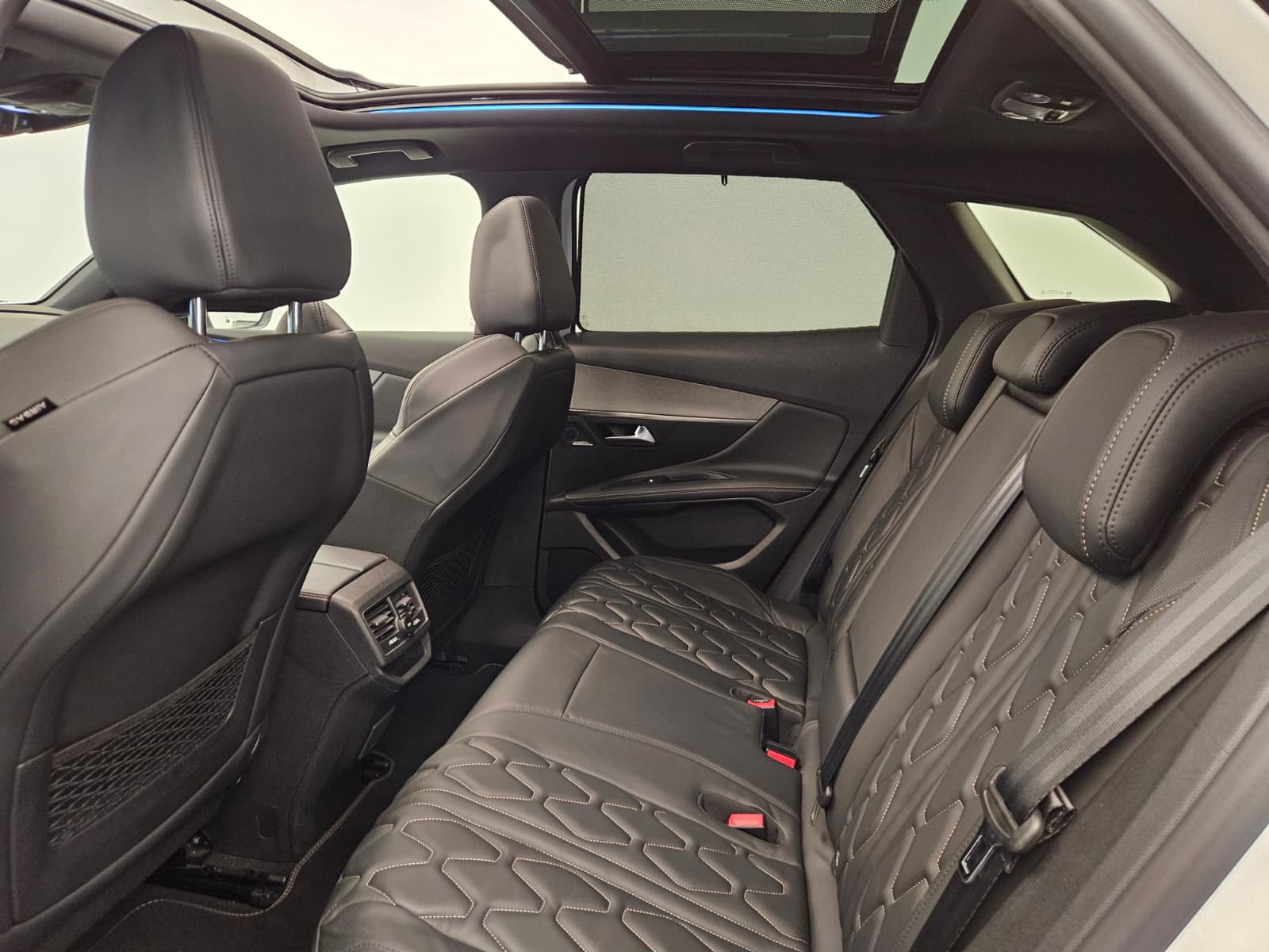 PEUGEOT 3008 300e Hybrid4 GT EAT8-image-12