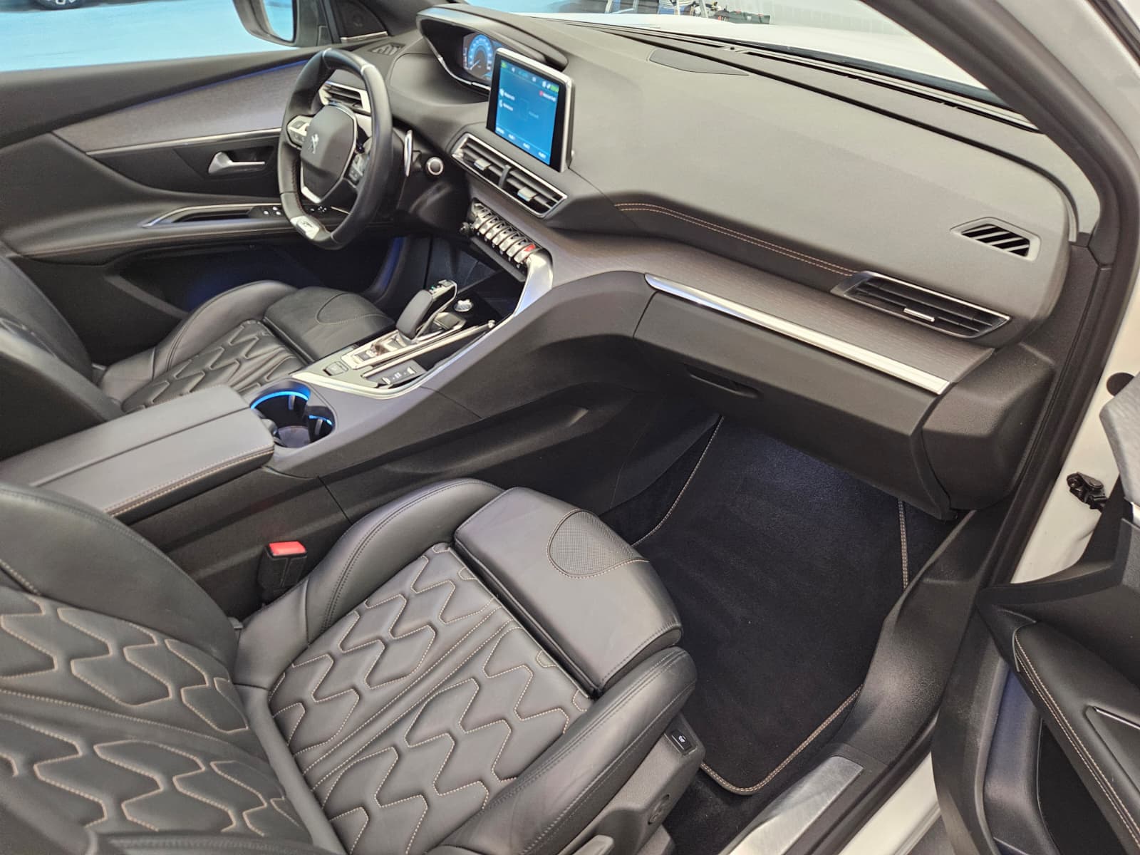 PEUGEOT 3008 300e Hybrid4 GT EAT8-image-11